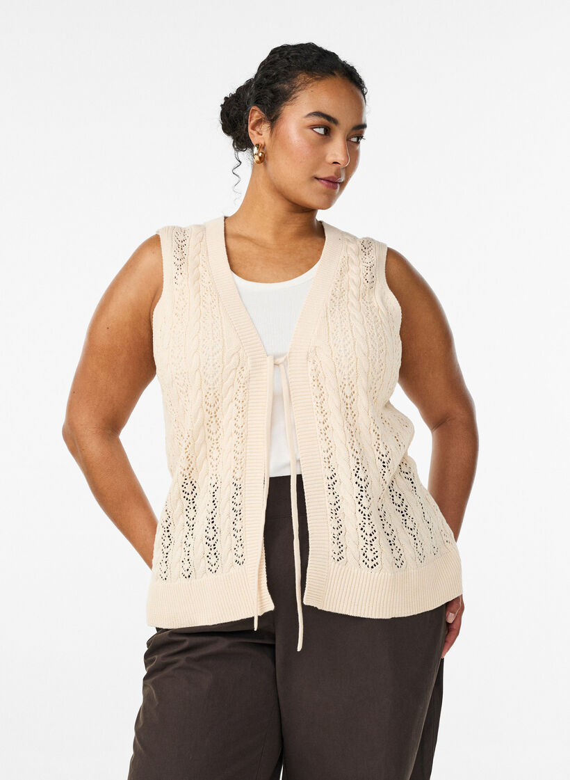 Gebreide vest met ajourborduursel en striksluiting, Beige, Model image number 0