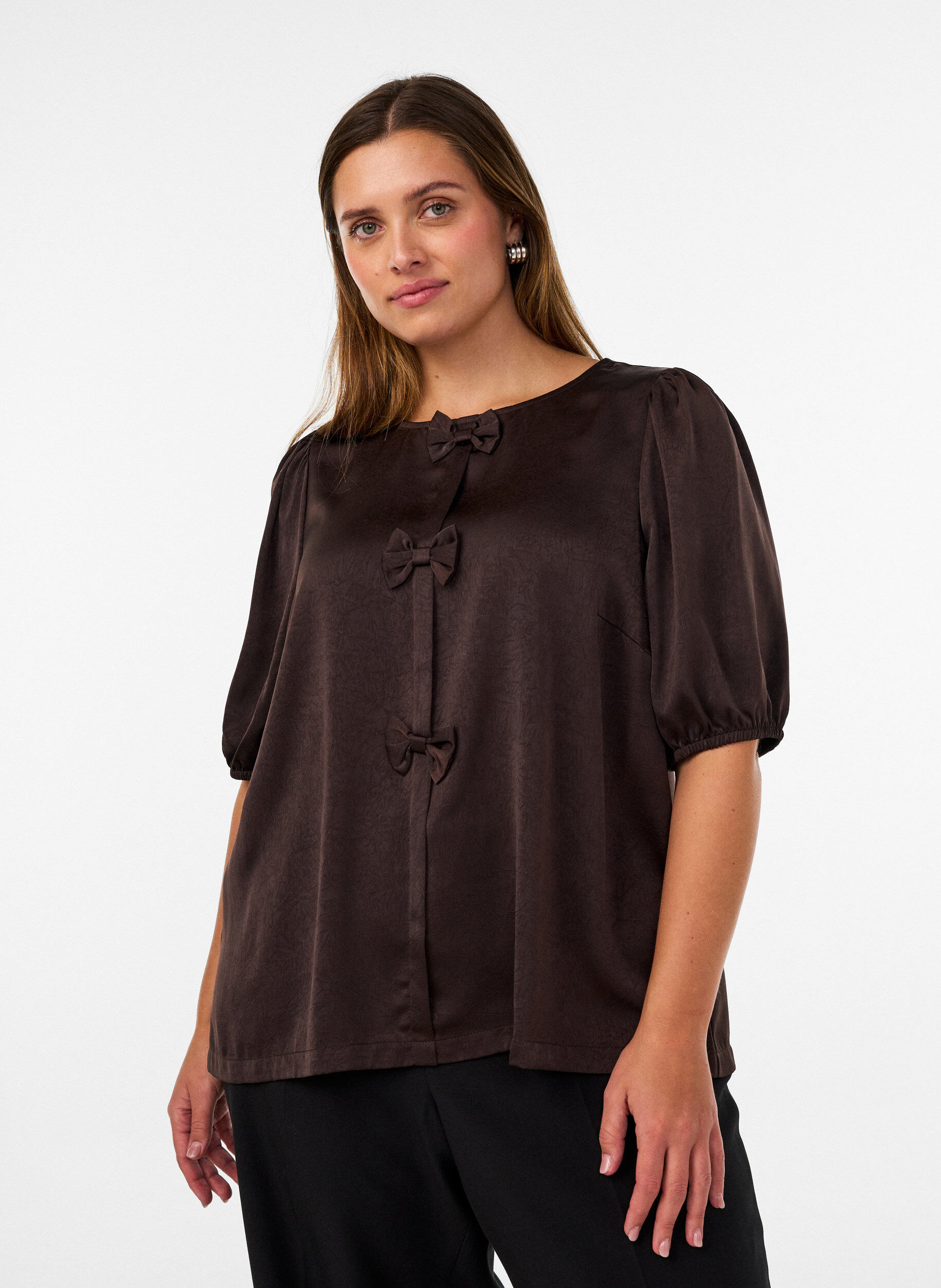 Satijnen blouse met strikjes en ellebooglange mouwen, Bruin, Model