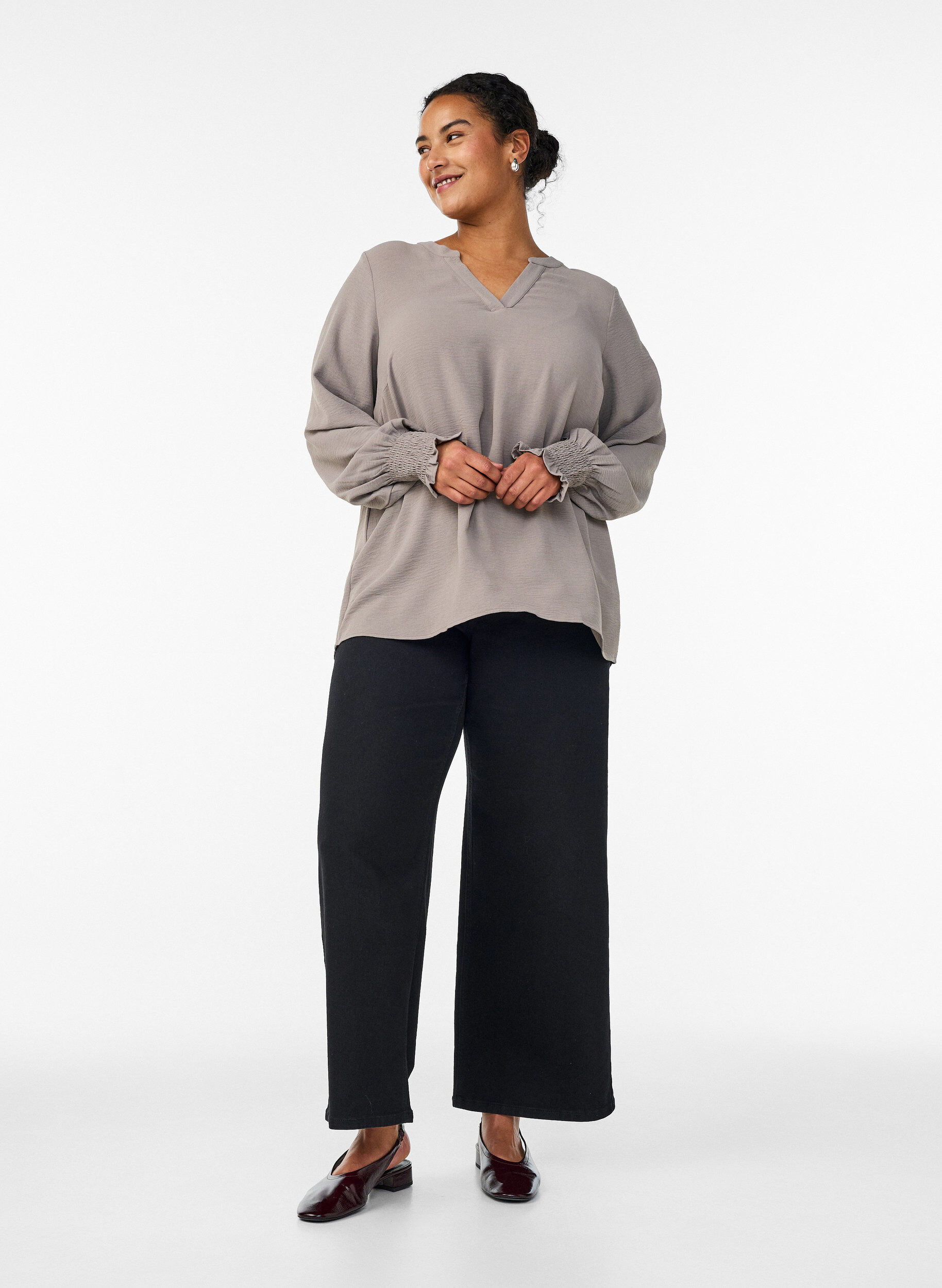 ZizziBlouse met smockmanchetten en V-hals, Beige, Model image number 1