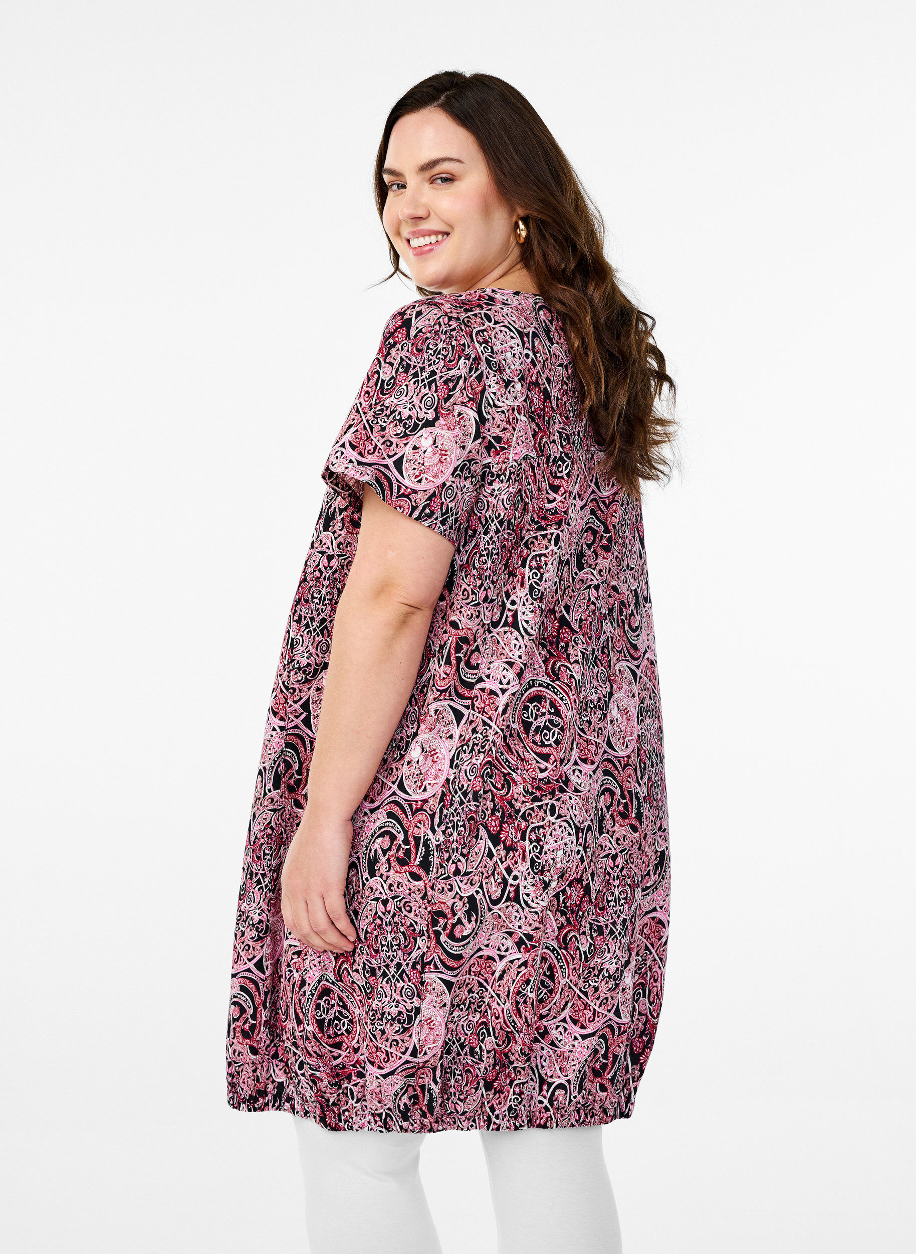 Zizzi Robe en coton &agrave; manches courtes avec imprim&eacute;, Noir, Model image number 2