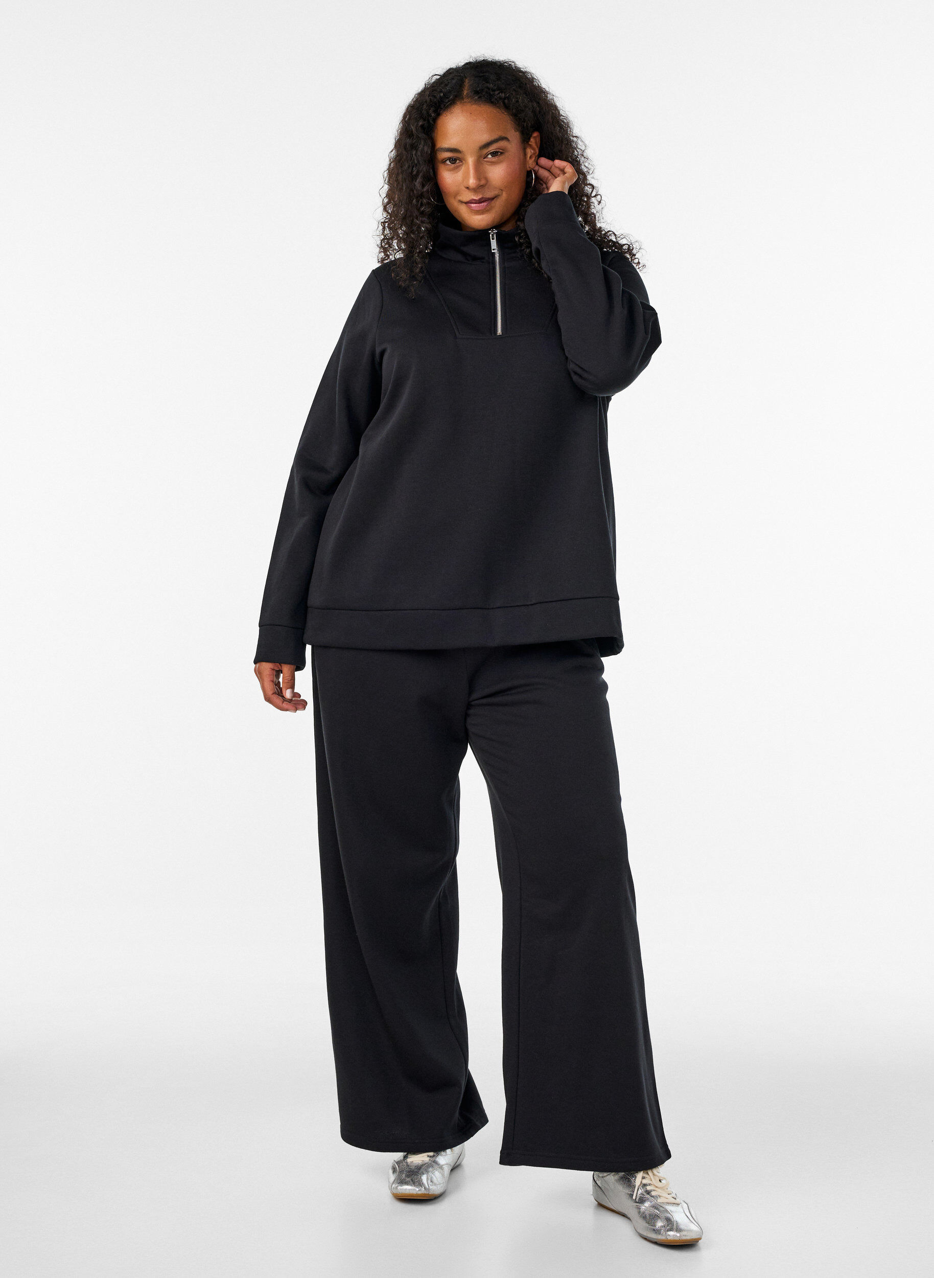Sweatpants met hoge taille en wijde pijpen, Zwart, Model