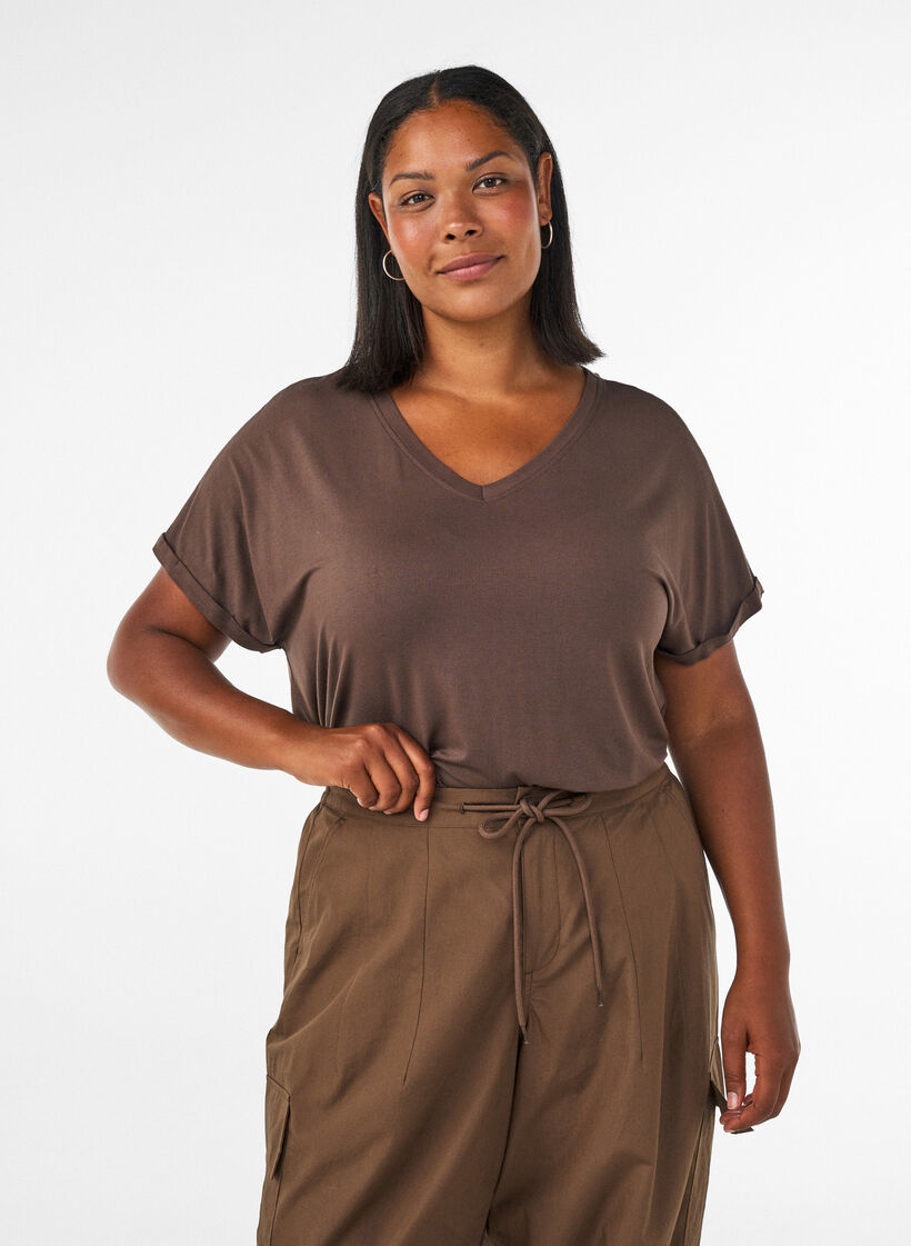 Basic T-shirt met V-hals van viscose, Bruin, Model image number 0