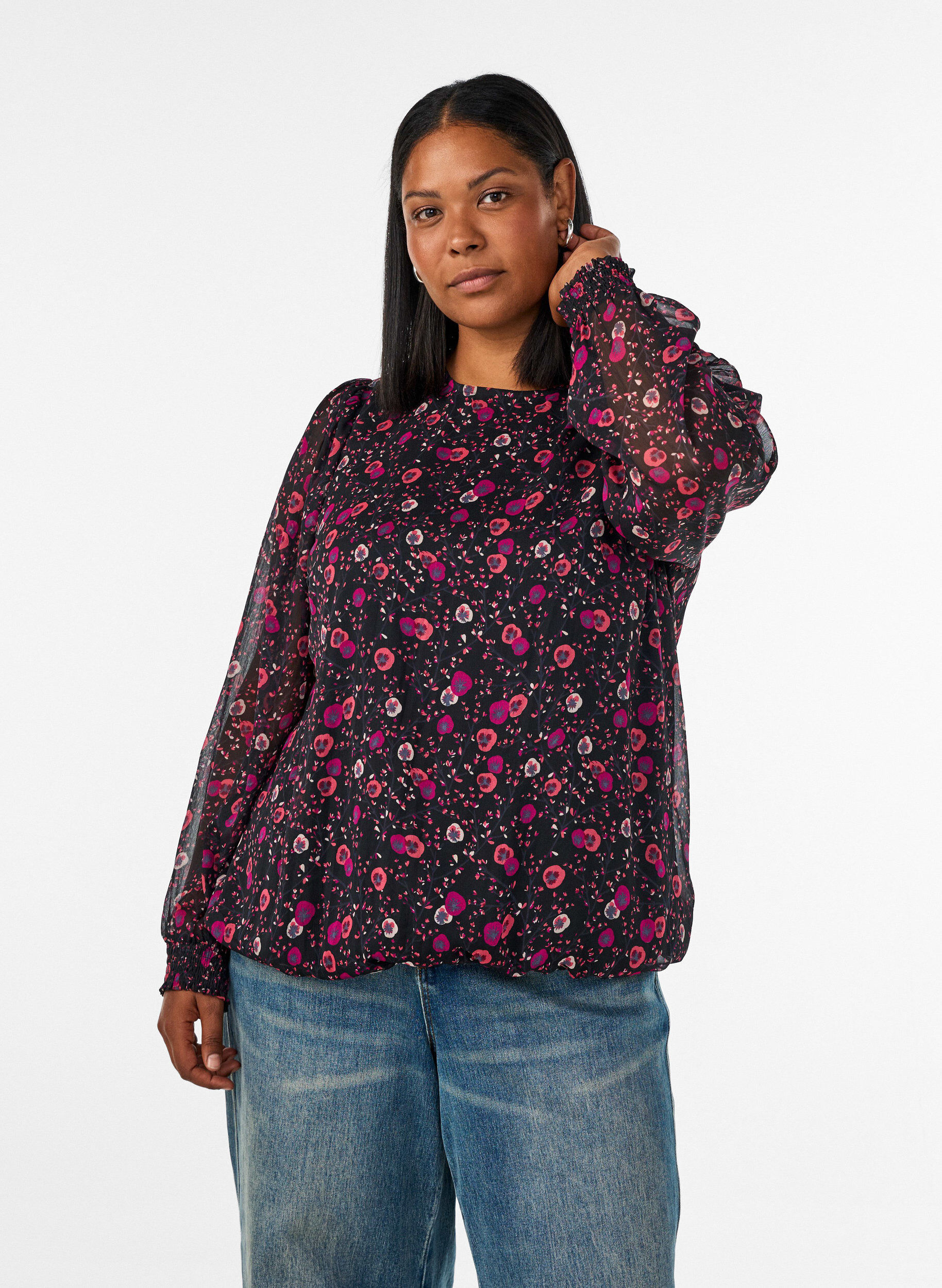 Chiffon blouse met bloemenprint en sheer mouwen, Zwart, Model