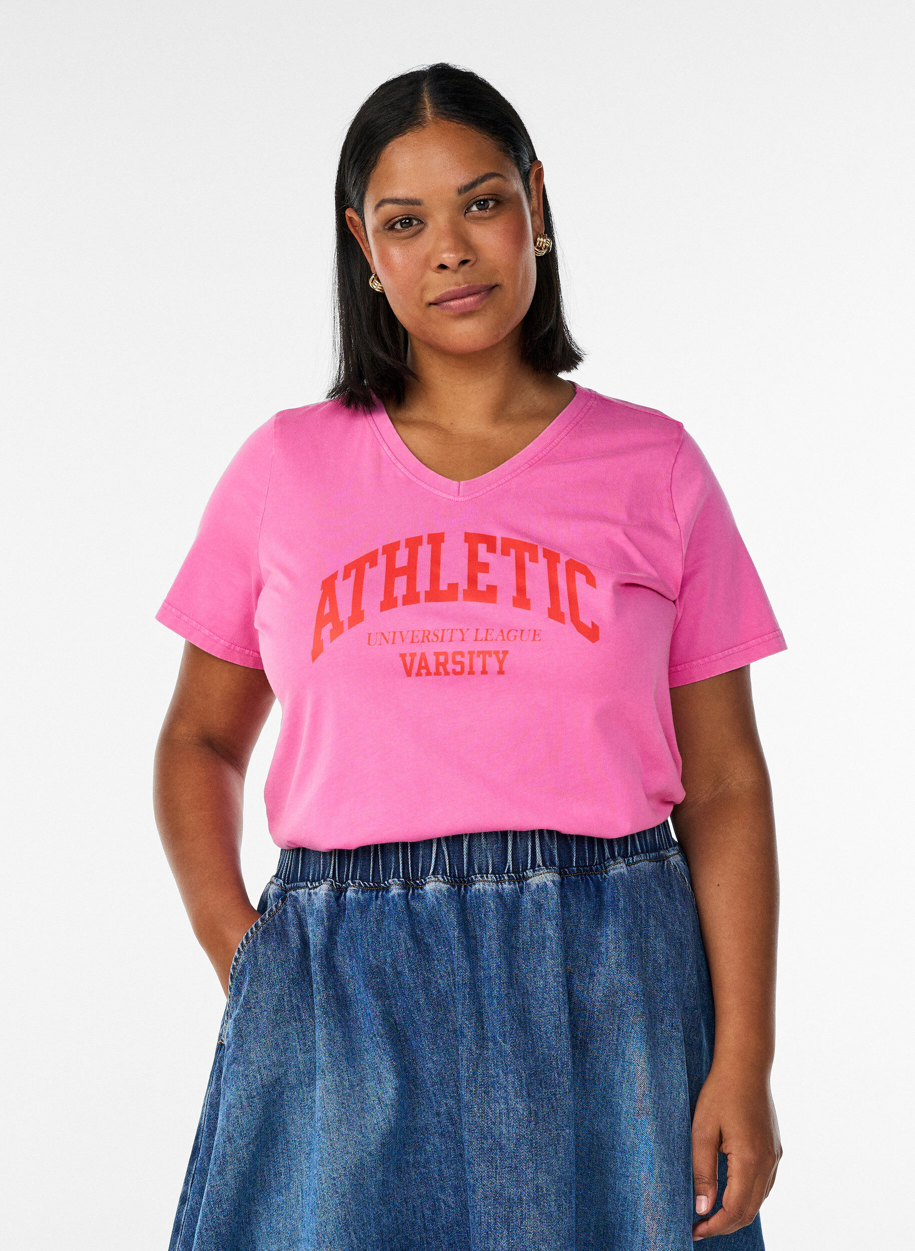 Biologisch katoenen T-shirt met varsity print en V-hals, Roze, Model