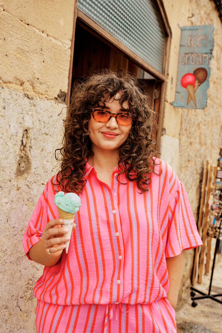 Roze zomerse gestreepte look, , Model