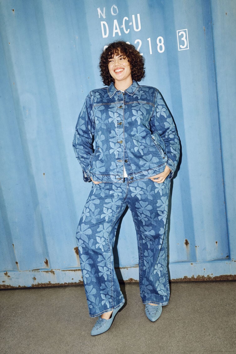 Denimjas met bloemenpatroon, , Model