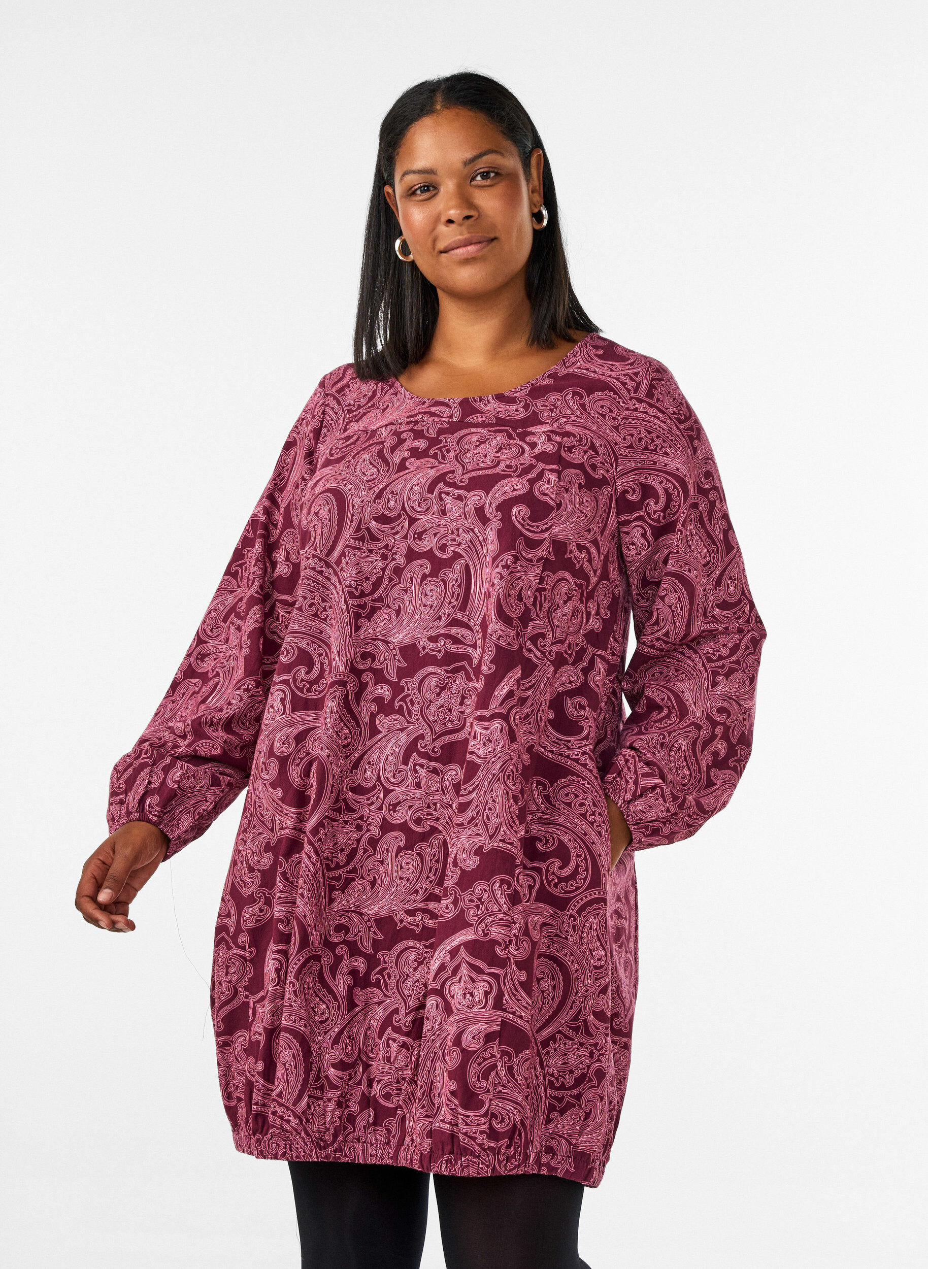 Korte katoenen jurk met een elastische zoom en lange mouwen, Donker Bordeaux, Model