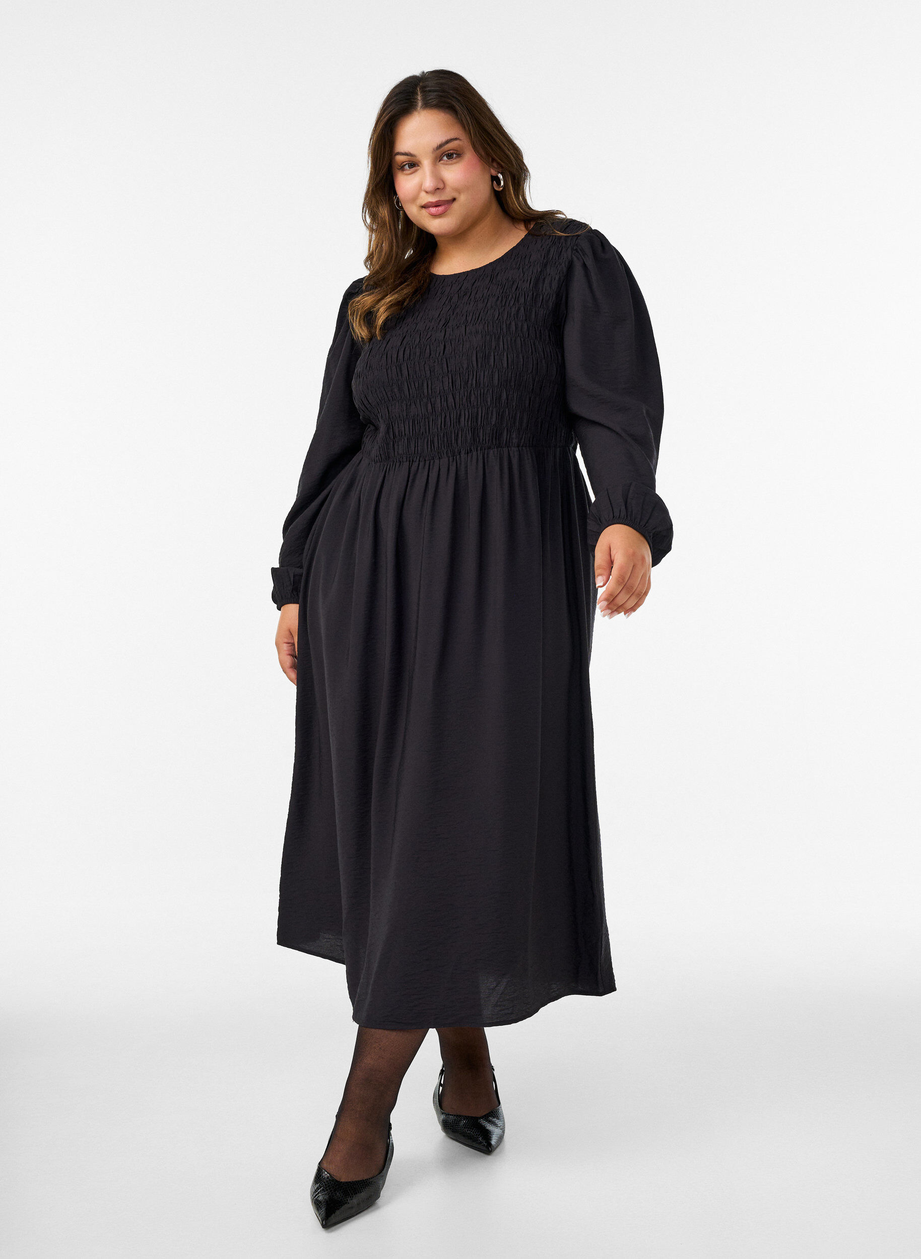 Midi-jurk van viscose met smockwerk, Zwart, Model