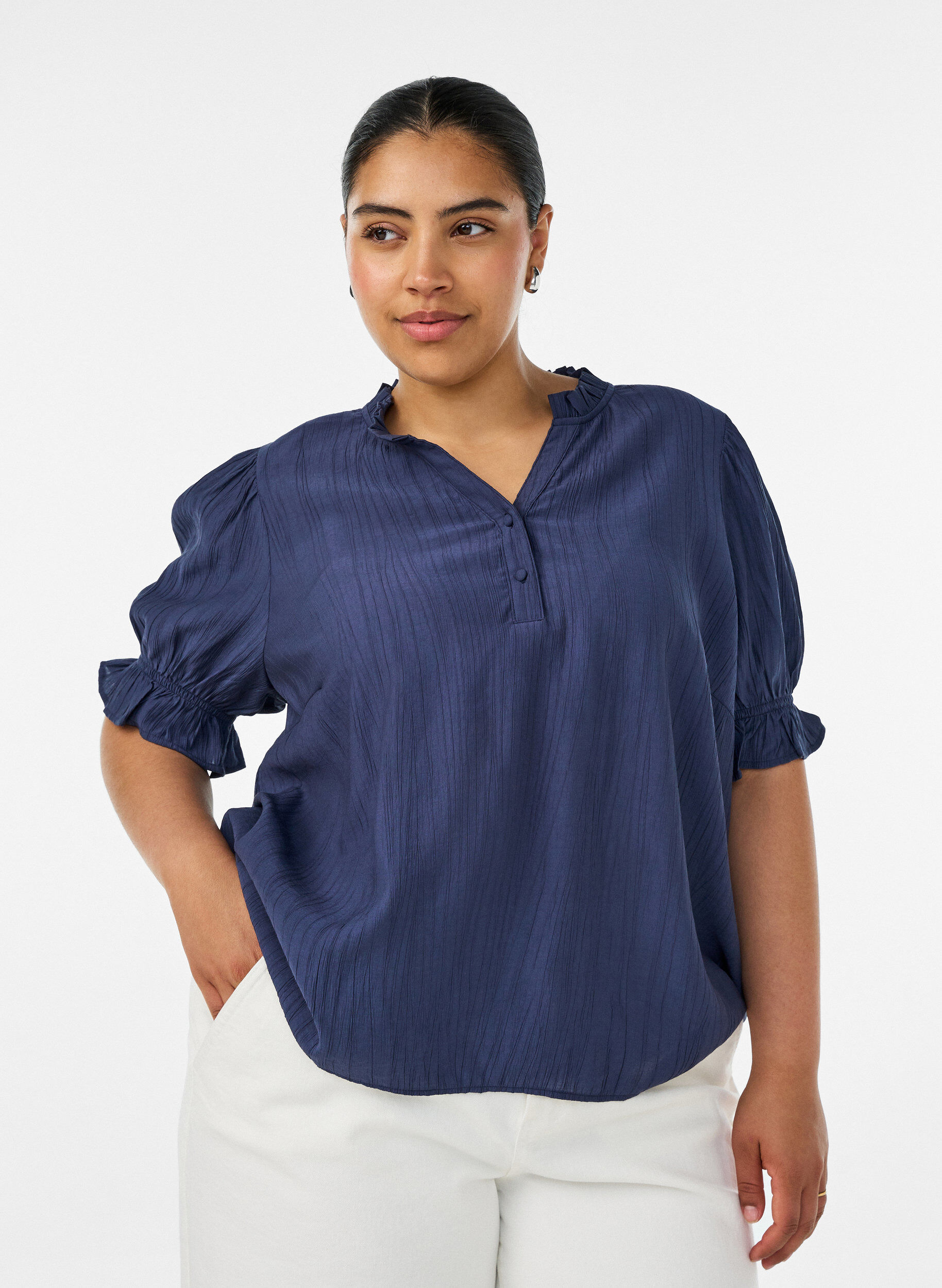 ZizziBlouse in een gekreukelde viscosemix met een V-hals, Blauw, Model image number 0