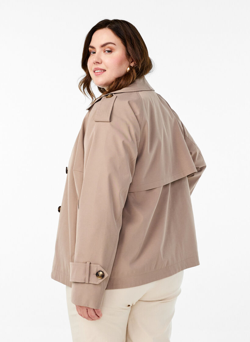 Korte trenchcoat met klassieke details, Desert Taupe, Model
