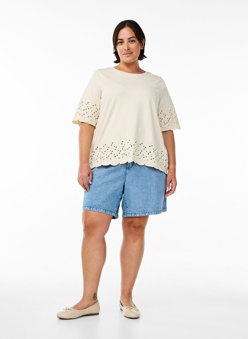 T-shirt met broderie anglaise en geschulpte randen, Beige, Model image number 1