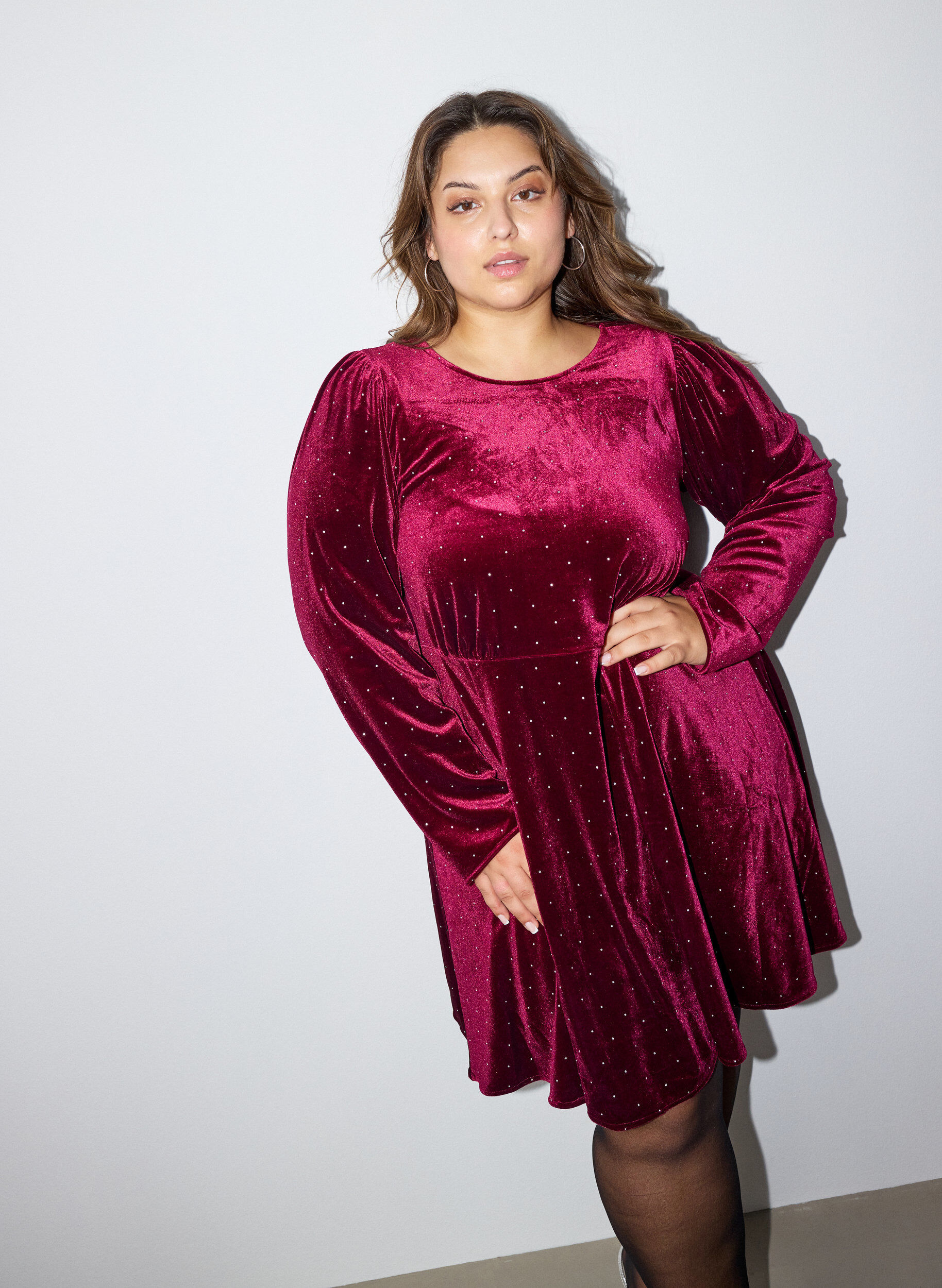 Fluwelen jurk met strassteentjes en A-lijnvorm, Rood, Model