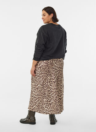 ZizziSatijnen midi rok, Leopard AOP, Model image number 1