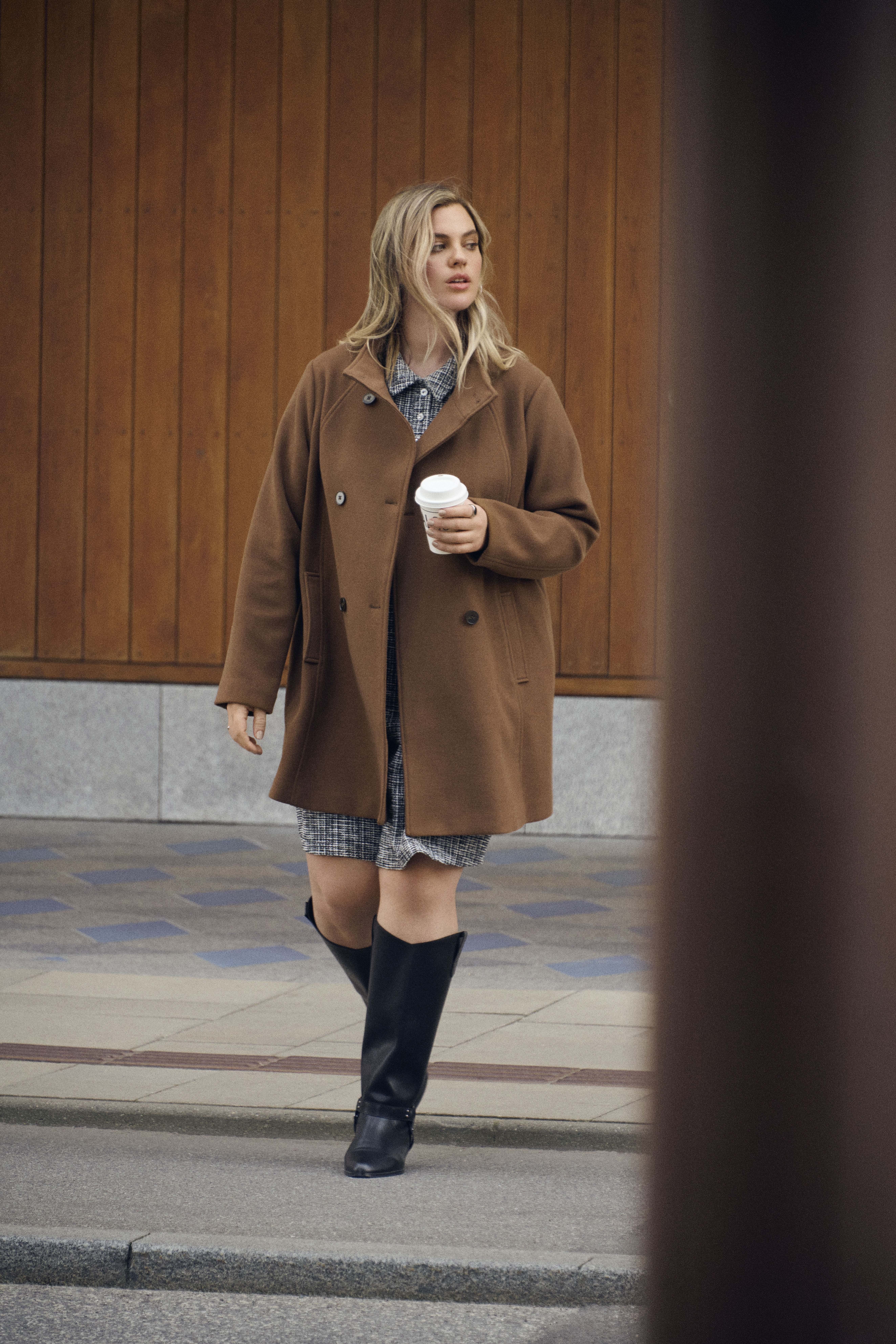 ZizziLook met een jas, , Model