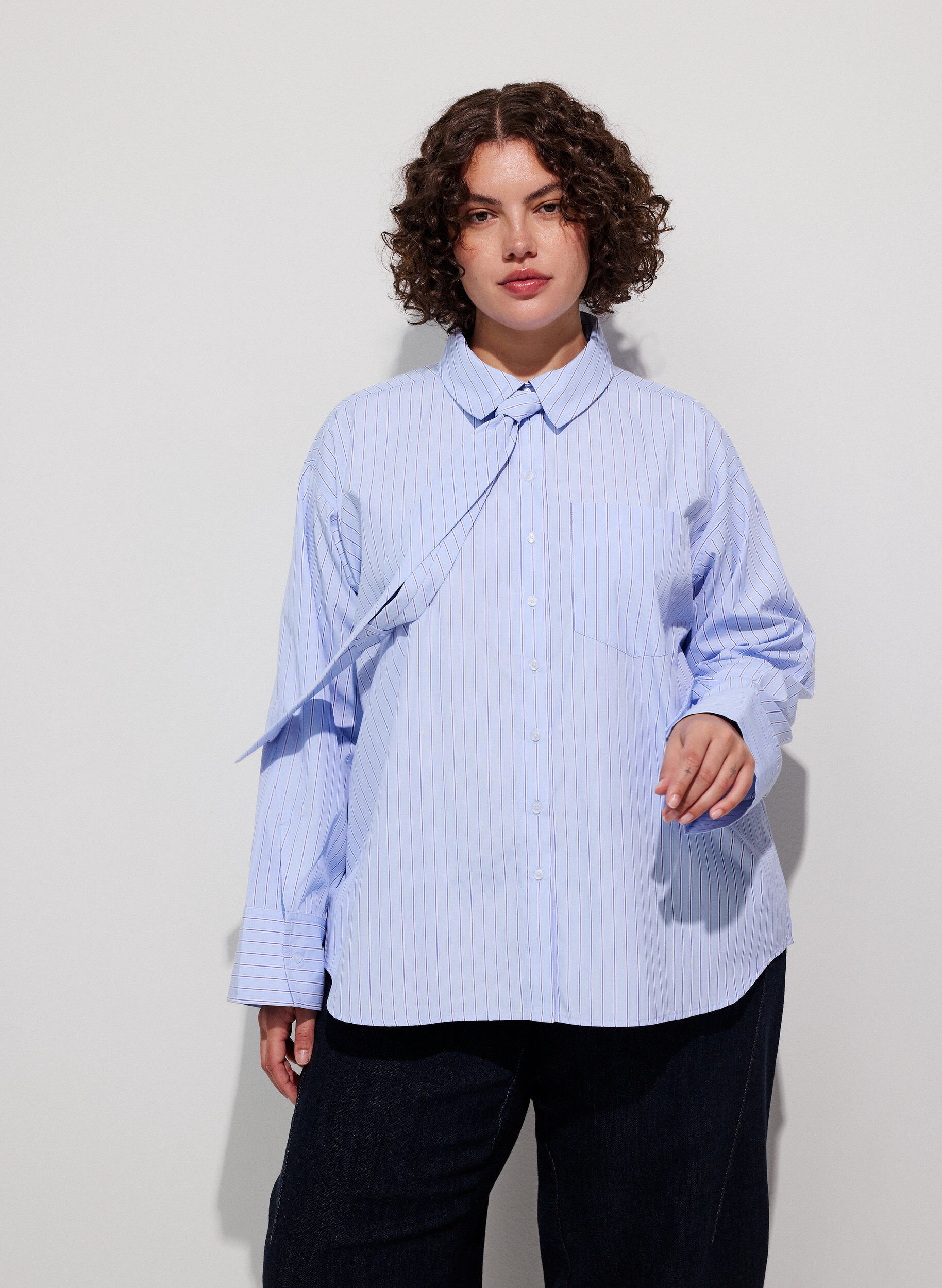 Losvallend shirt met strik, Blauw, Model