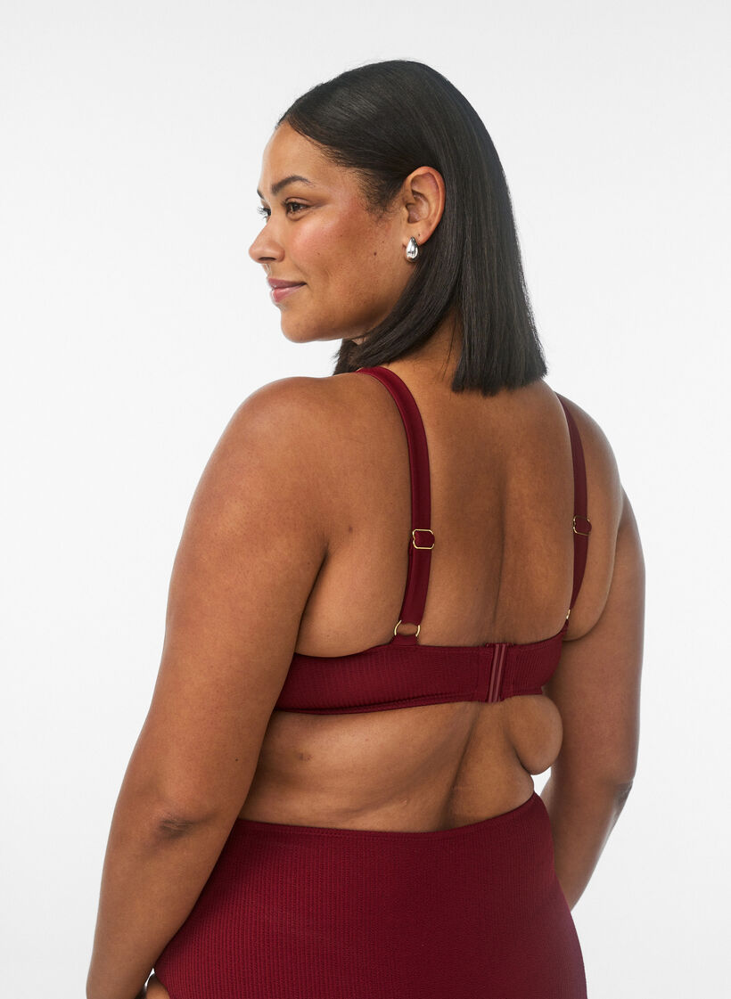 Haut de bikini textur&eacute; avec d&eacute;tail dor&eacute;, Bordeaux, Model image number 2