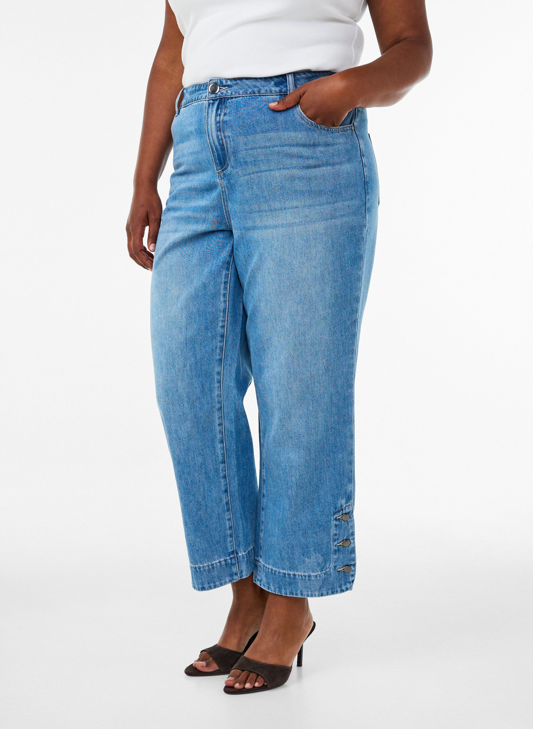 ZizziGecropte Kiana jeans met straight-fit en knoopdetails, Blauw, Model image number 2