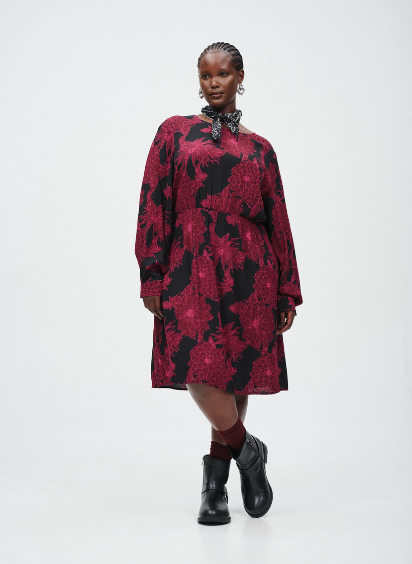 Zwarte jurk met bloemen, , Model