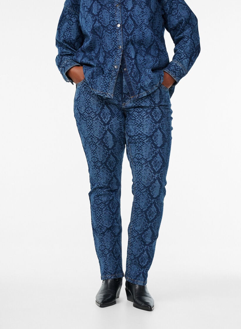Emily jeans met slangenprint, Denim Snake AOP, Model