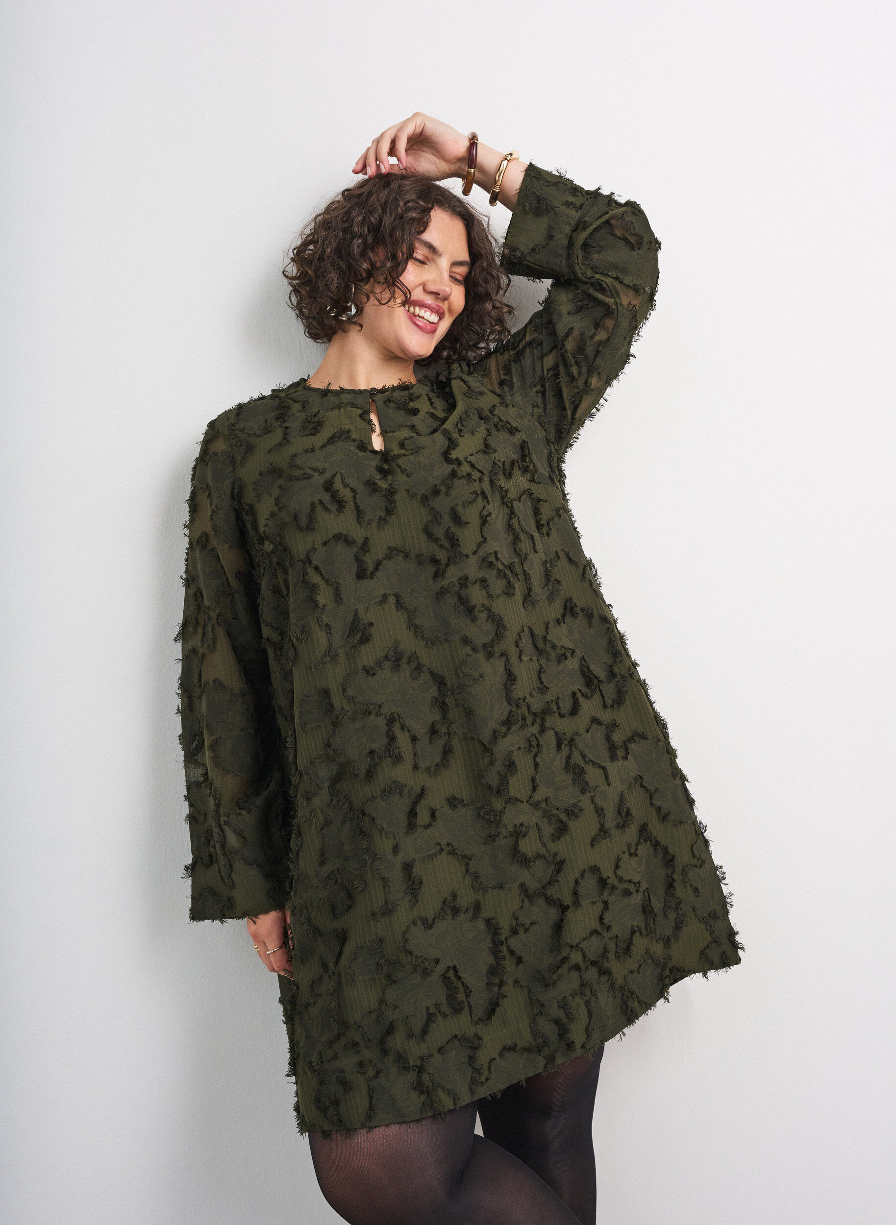 Jurk met franjes en textuur, Groen, Model