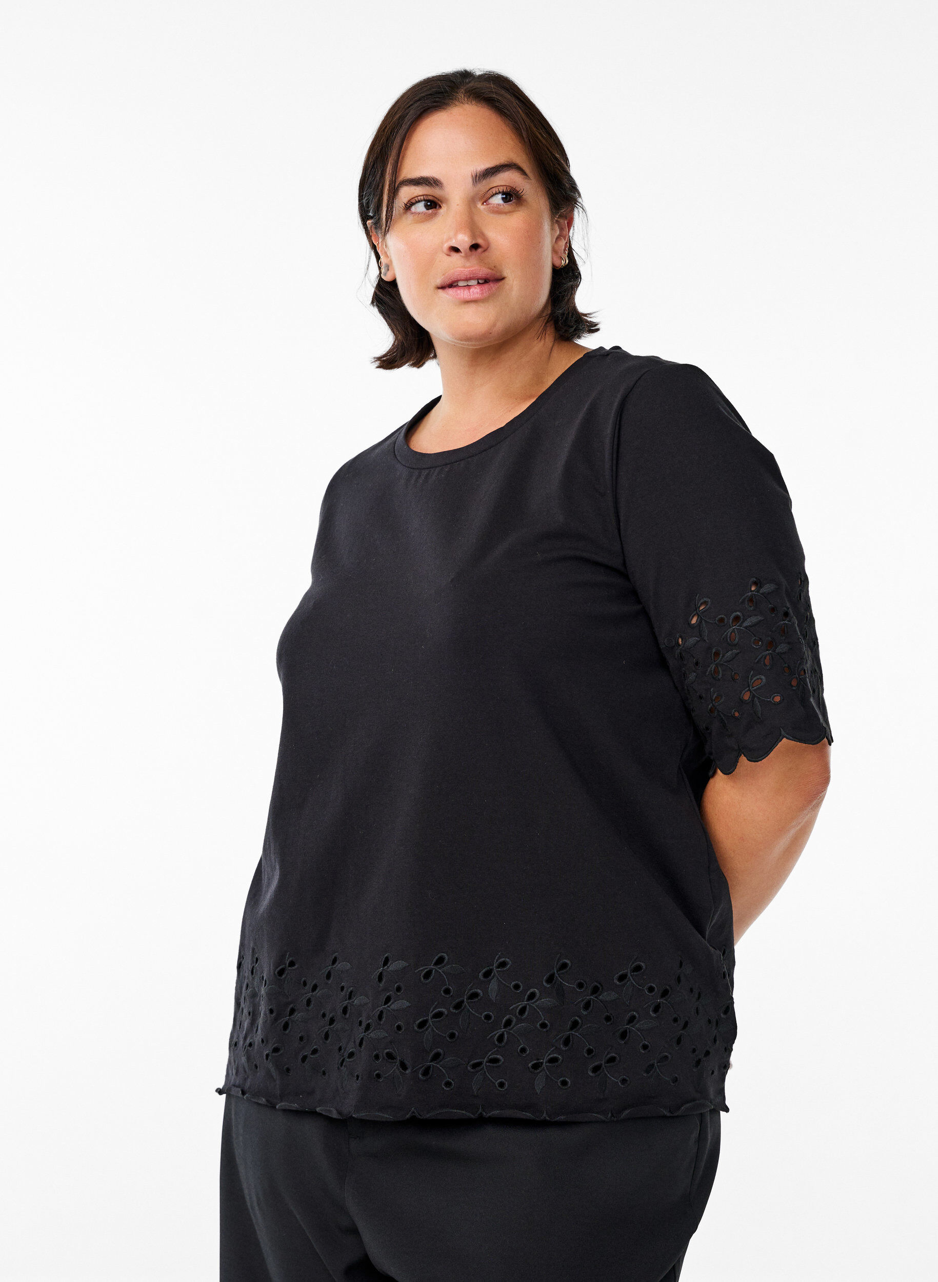 T-shirt met broderie anglaise en geschulpte randen, Zwart, Model