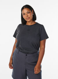 T-shirt in biologische katoen met een gewassen look, Grijs T-shirt in biologische katoen met een gewassen look, Grijs, Model