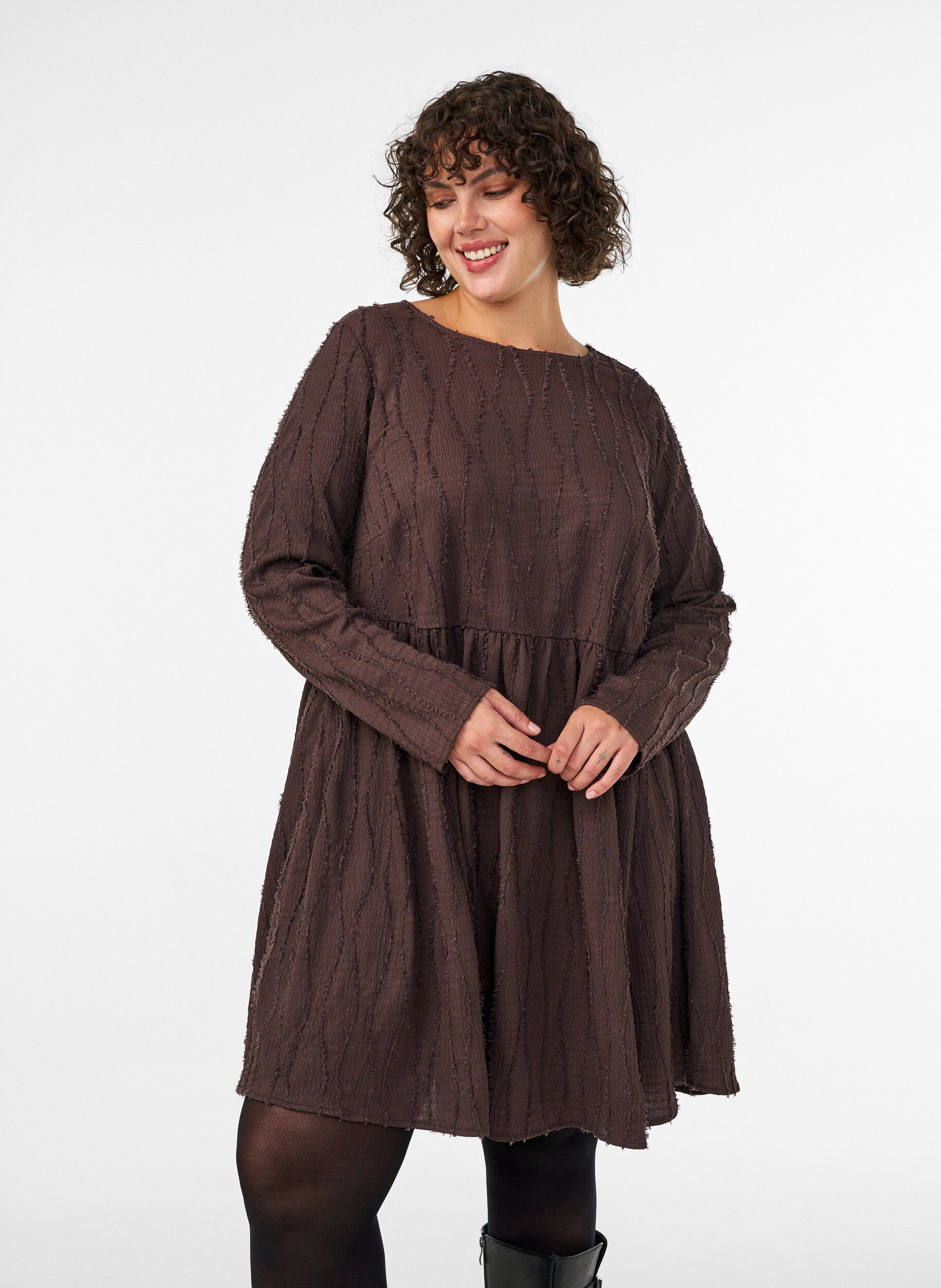 Korte jerseyjurk met een golvend textuurpatroon, Bruin, Model