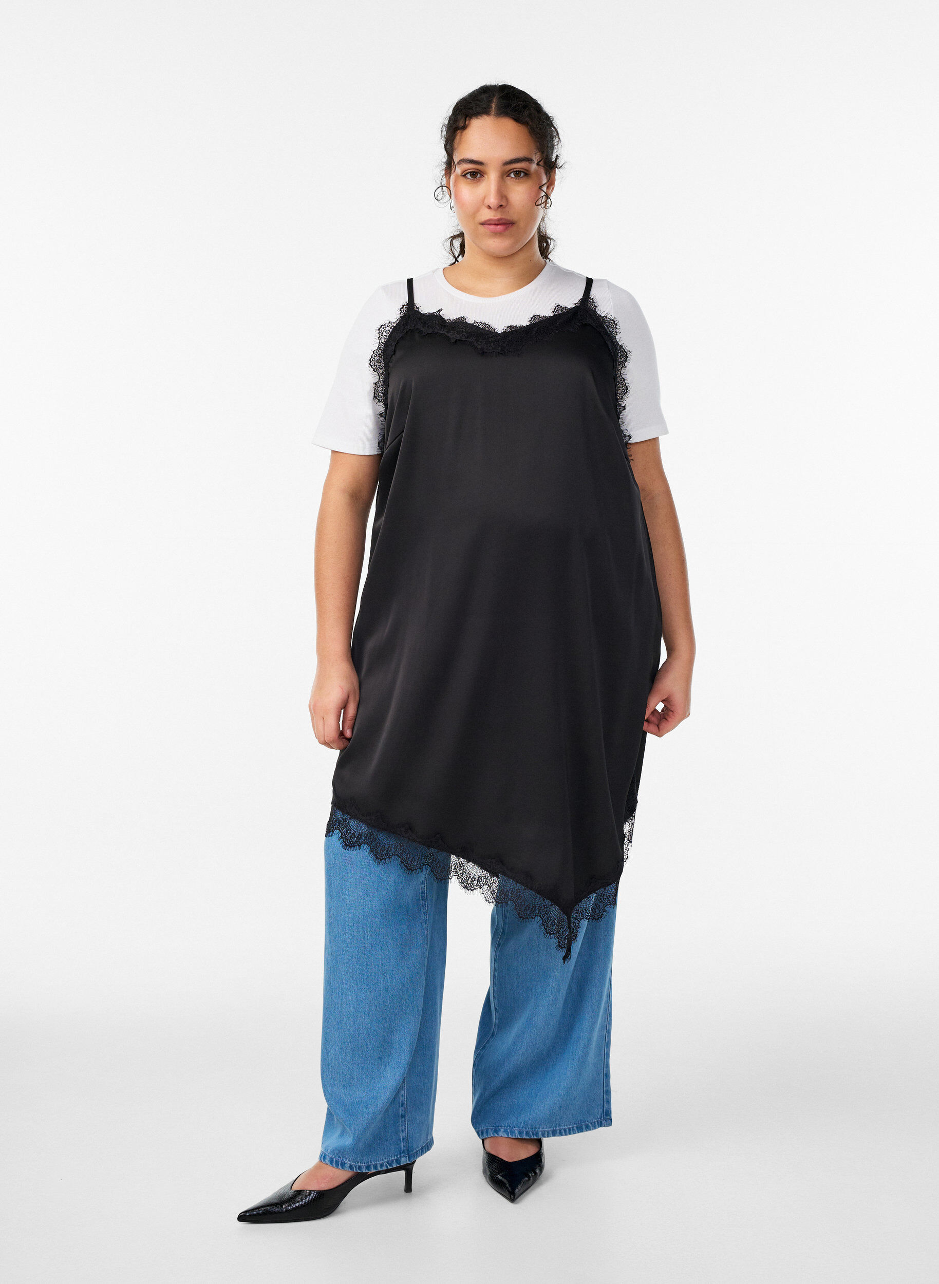 Satinlook jurk met kanten afwerking, Zwart, Model