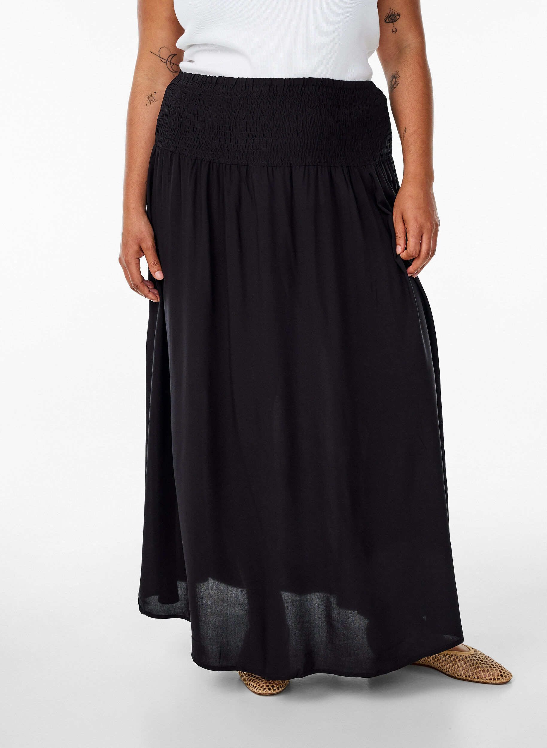 ZizziFLASH - Maxi rok in viscose met smokwerk, Zwart, Model image number 3