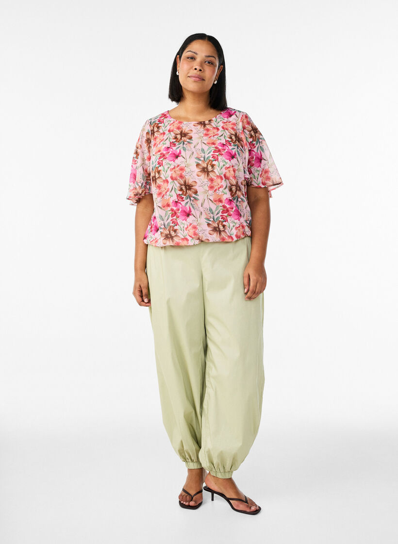 Bloemenblouse met korte mouwen en smokwerk, Roze, Model image number 1