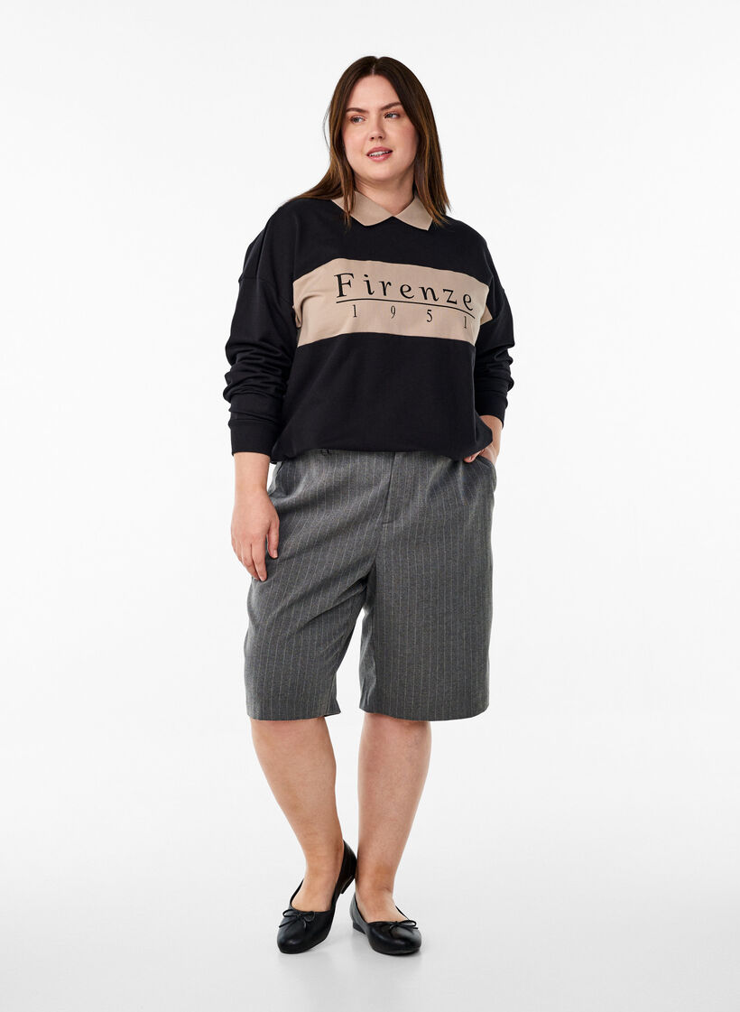 Sweatshirt met kraag en contrastprint van biologisch katoen, Black w. Simply Taup, Model