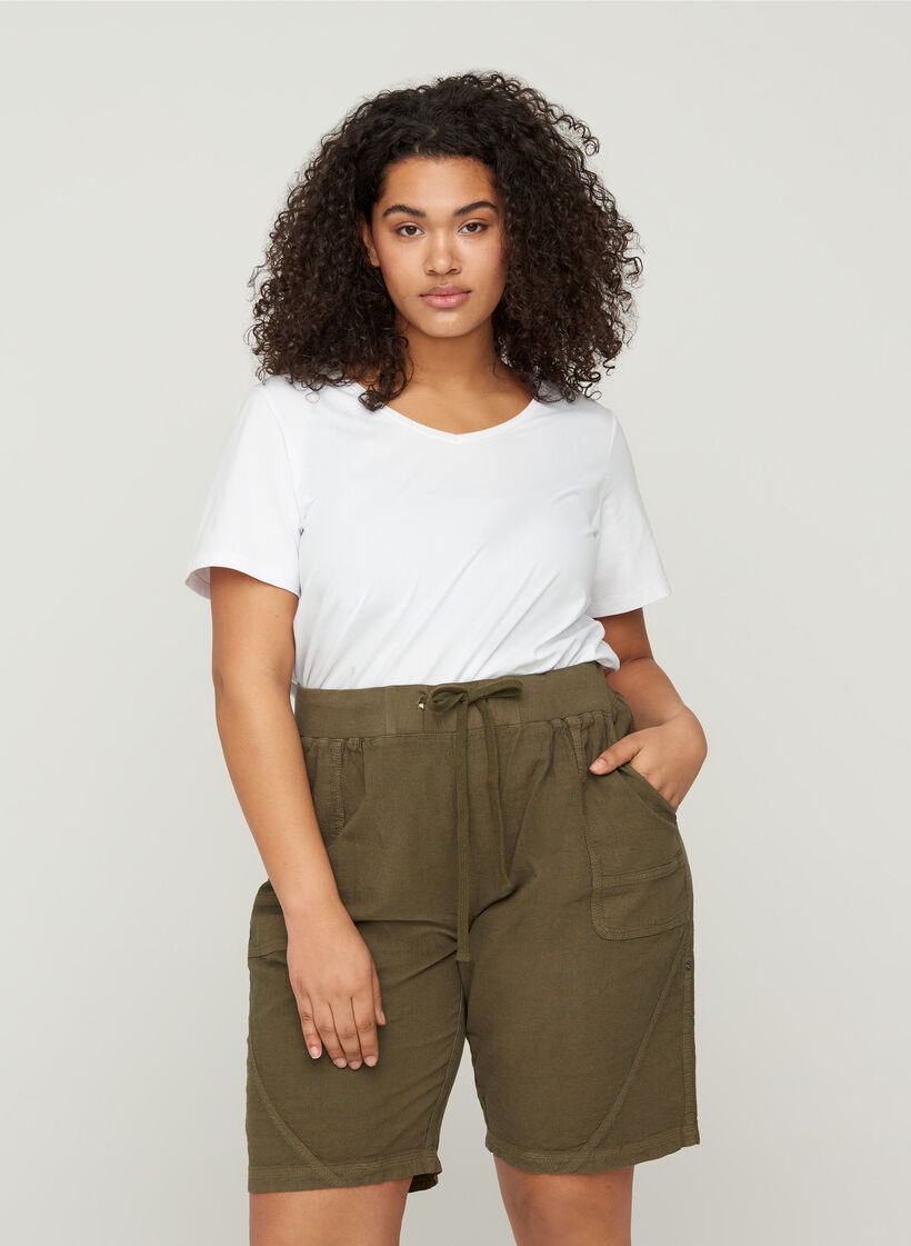 Losse short met zakken in katoen, Ivy Green, Model