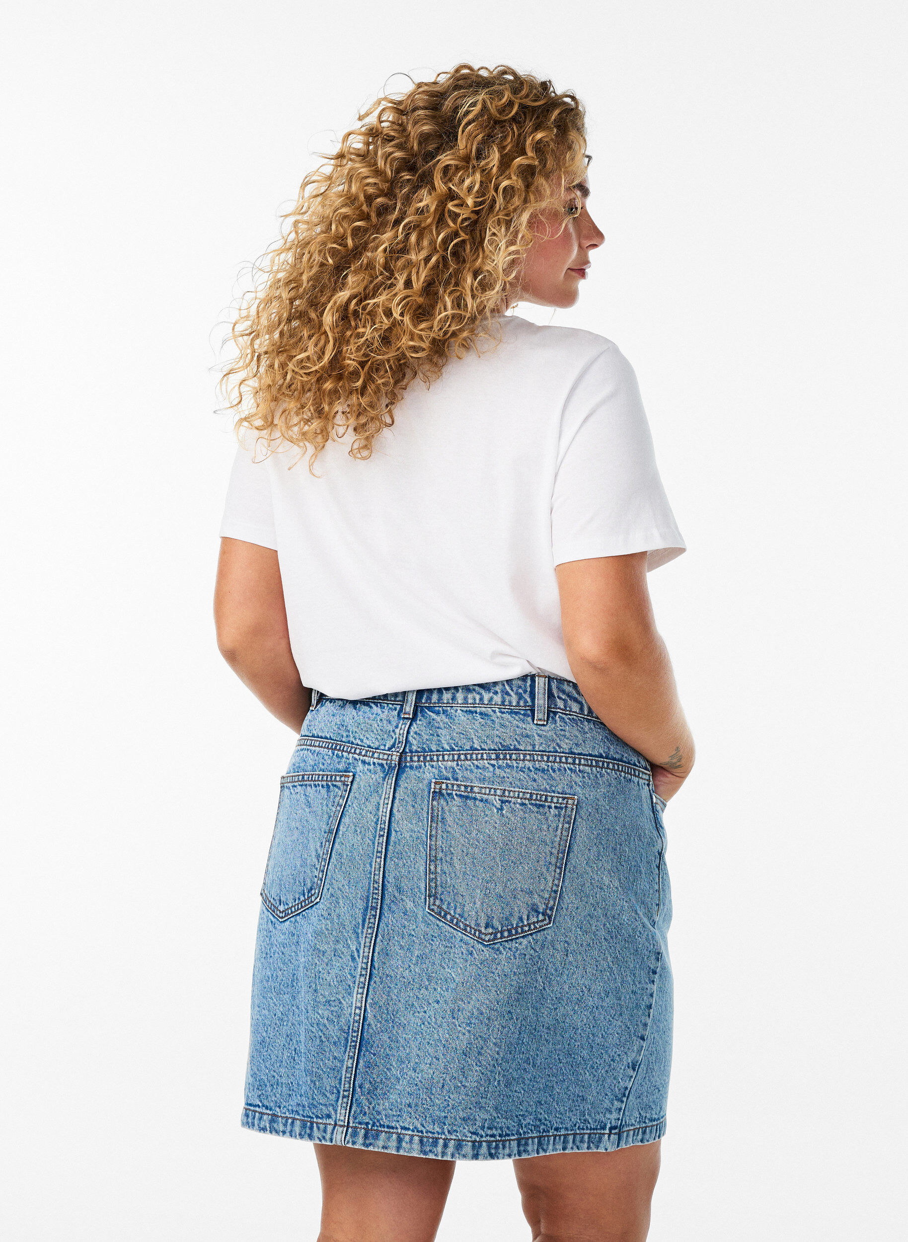 Zizzi Jupe courte en jean avec poches, Bleu Clair, Model image number 2