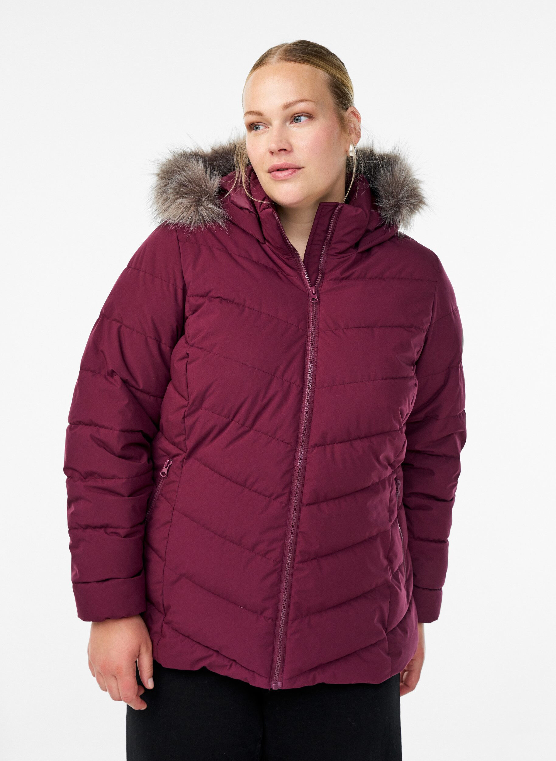 Kort pufferjack met capuchon, Donker Bordeaux, Model