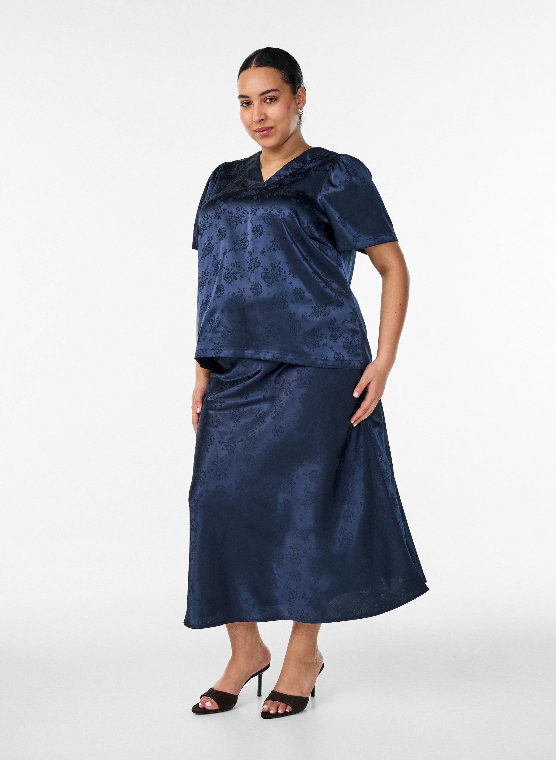 Satijnen rok met een tonale bloemenprint, Blauw, Model