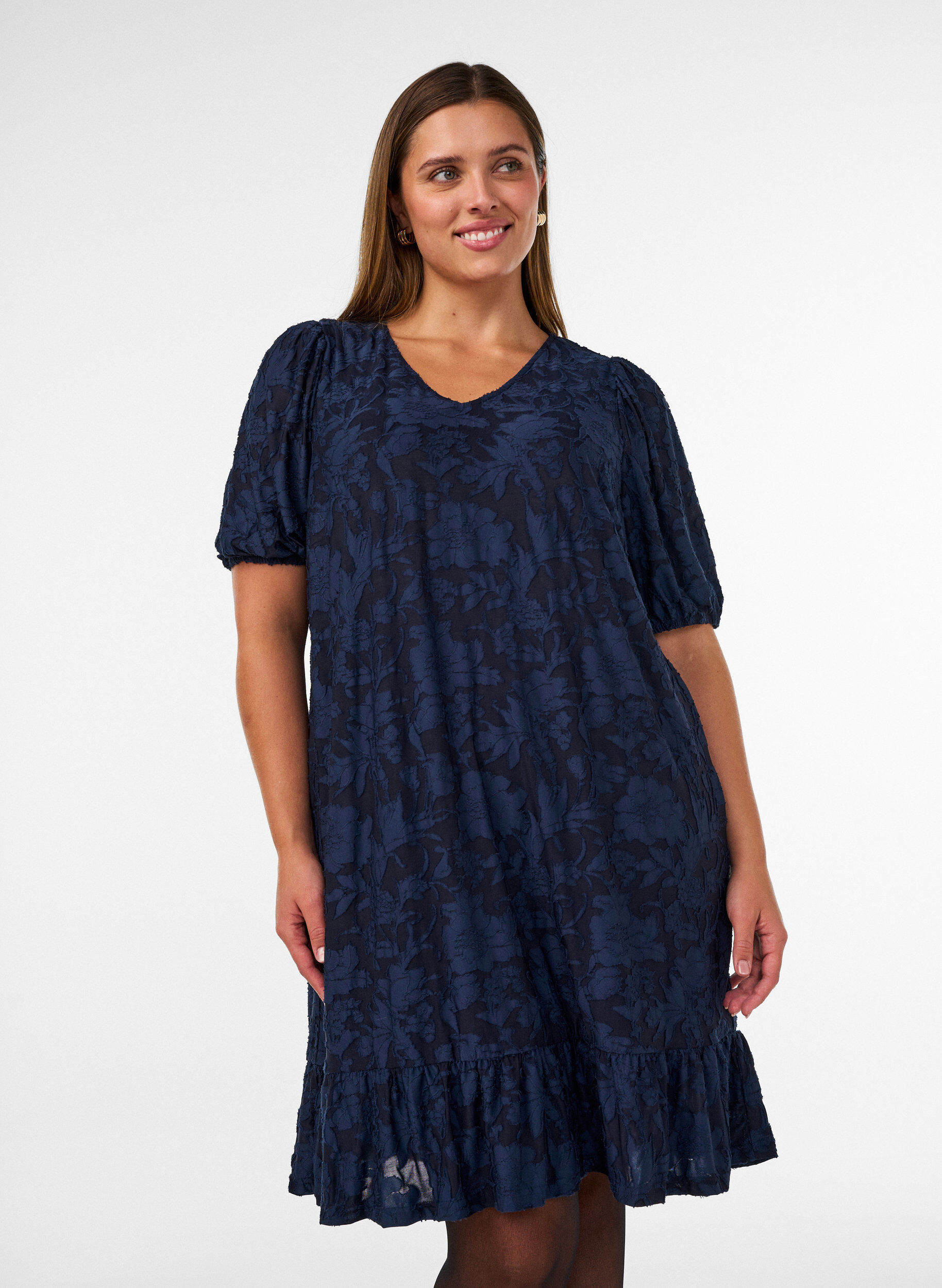 Jurk met bloemenstructuur en volantzoom, Blauw, Model