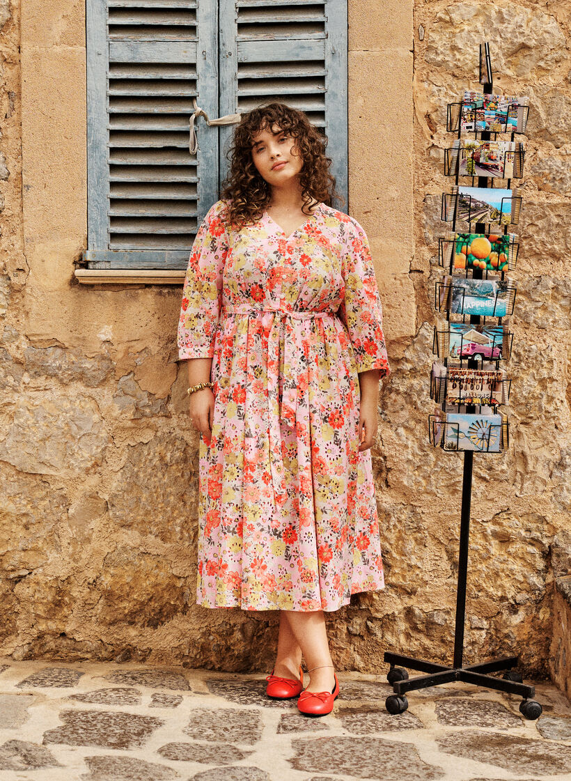 Bloemen midi-jurk met broderie anglaise en een strikriem, Roze, Image