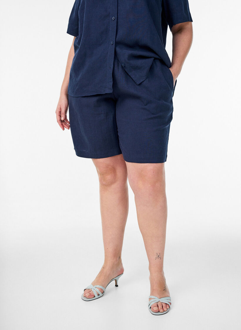 Short taille haute en lin et viscose, Bleu, Model image number 3