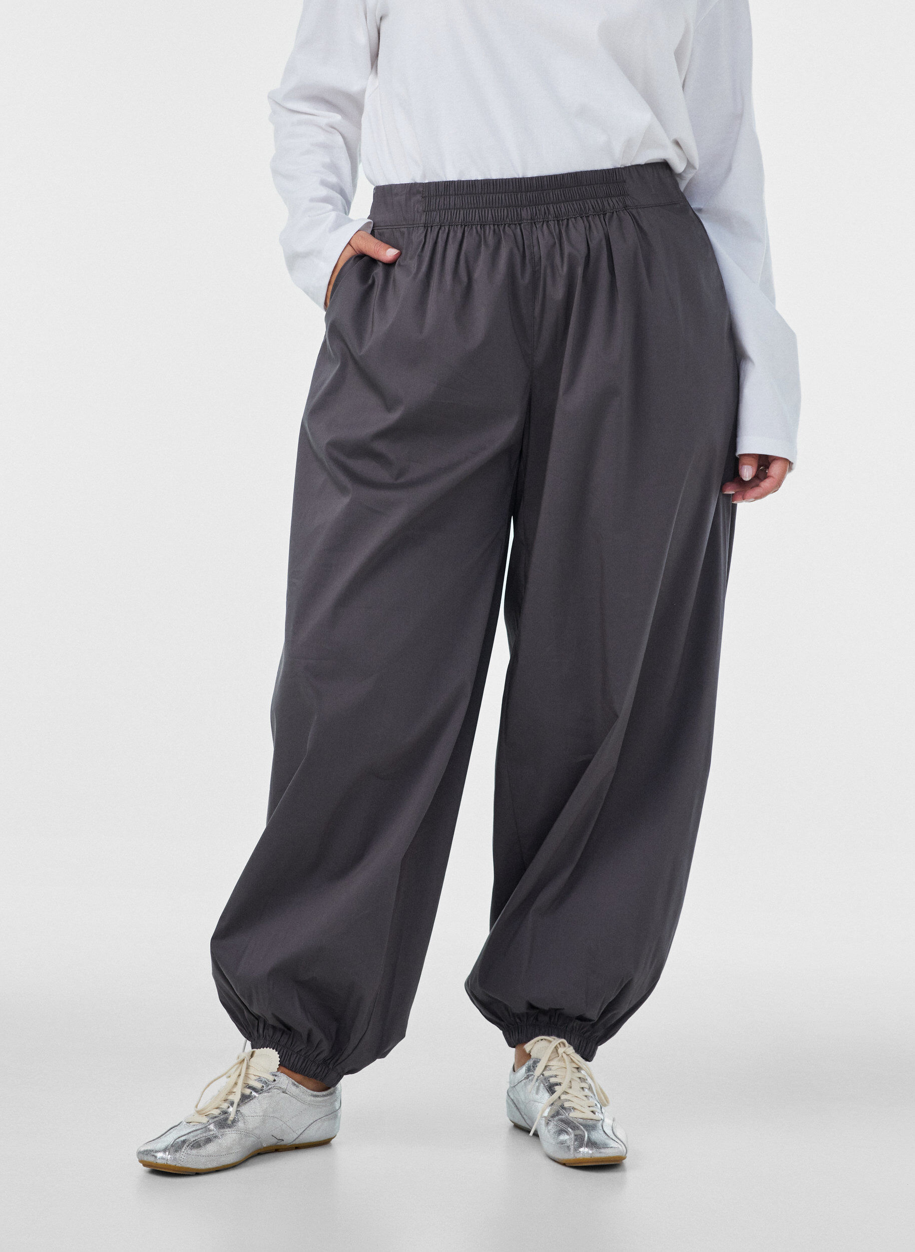 ZizziBallonbroek met zakken en een elastische tailleband, Grijs, Model image number 2