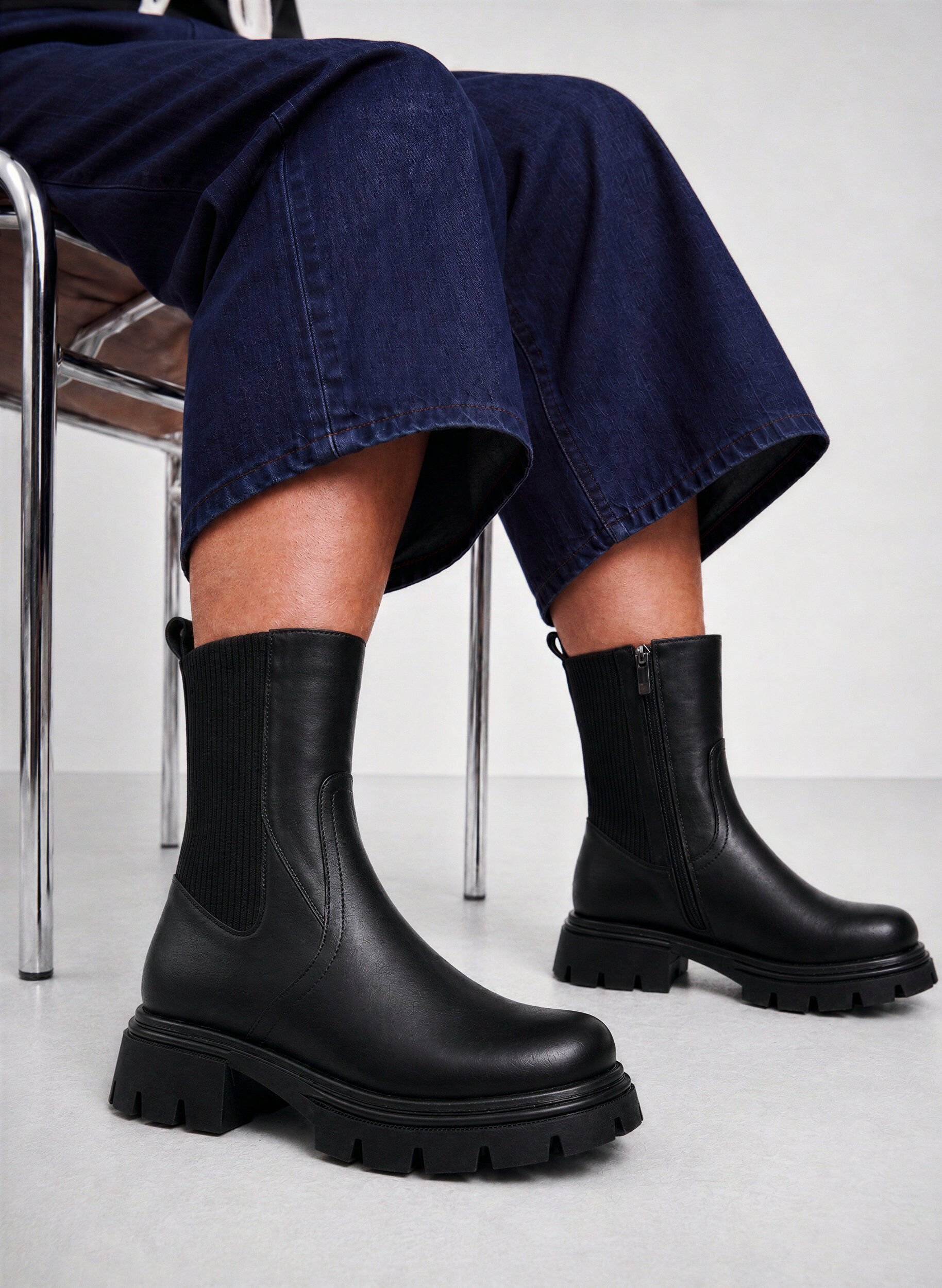 Chelsea boot met een chunky zool en geribde panelen