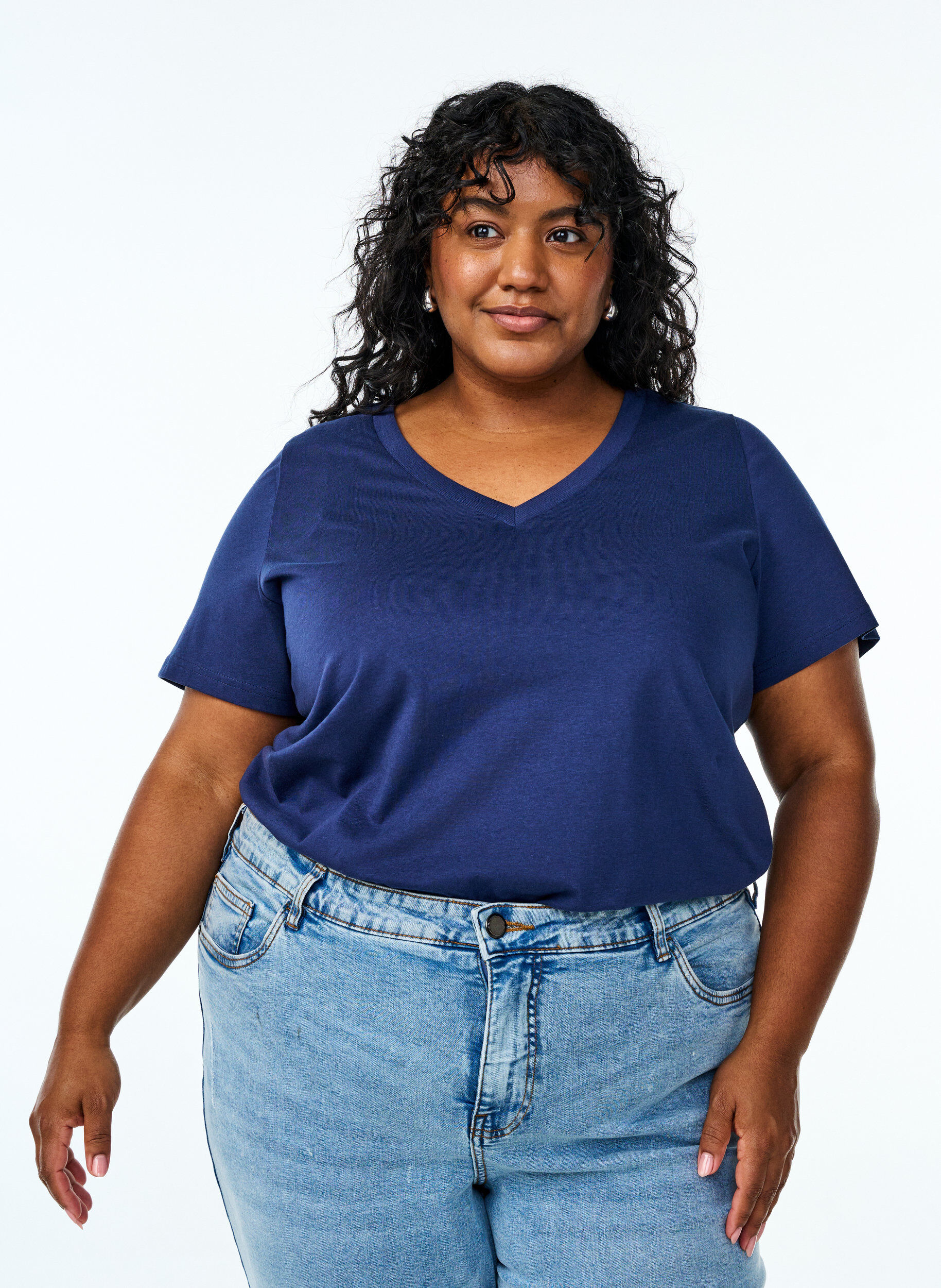 Basis T-shirt van katoen met een V-hals, Blauw, Model