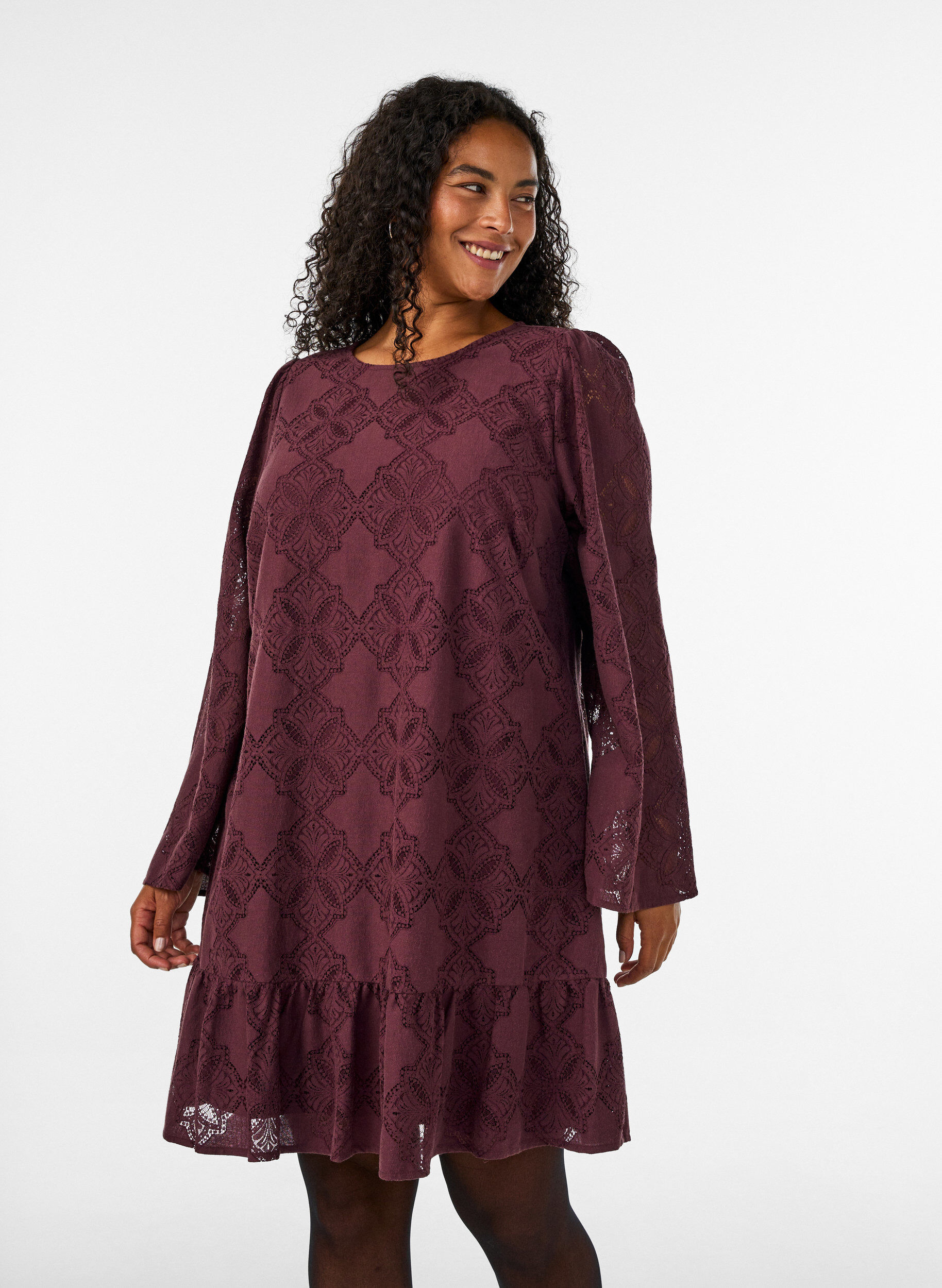 Kanten jurk met lange mouwen en ruchezoom, Donker Bordeaux, Model