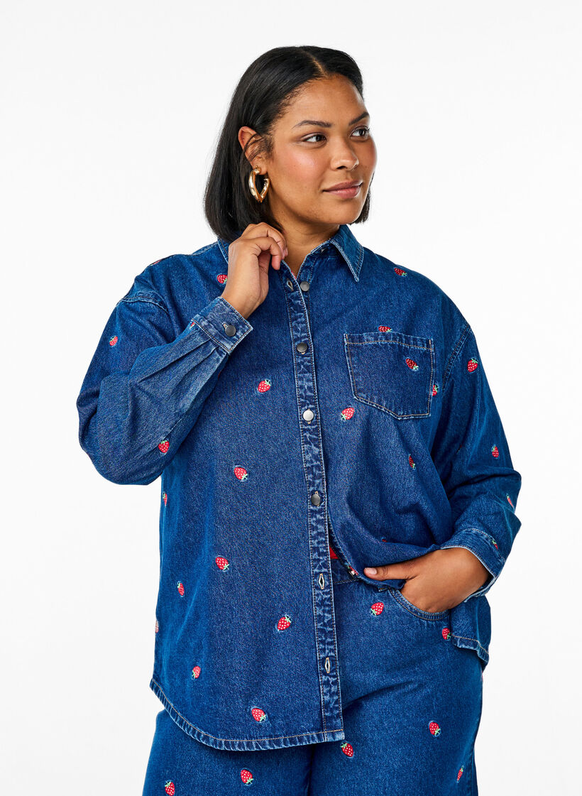Denim shirt met geborduurde aardbeien, B. D. Strawberries, Model