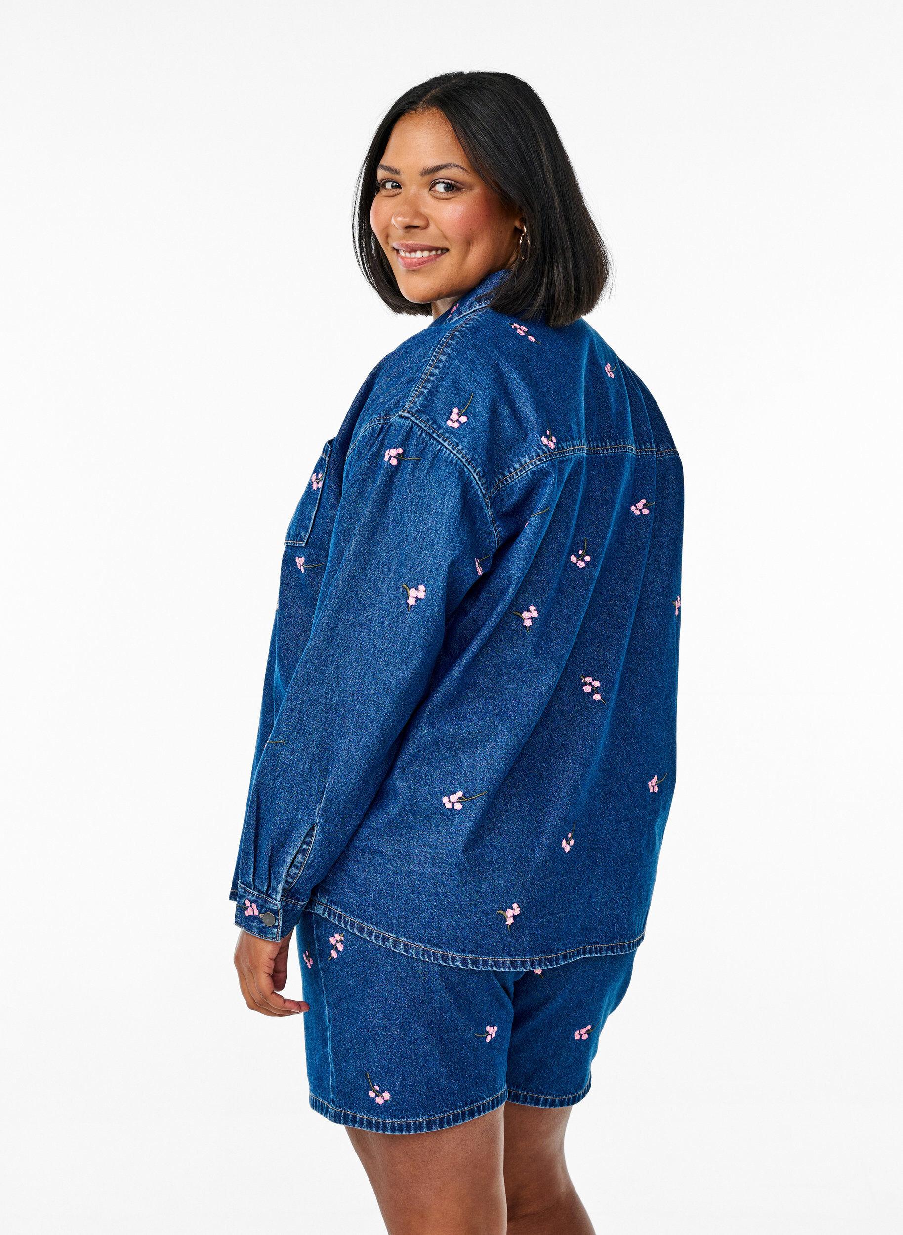 ZizziKorte spijkerbroek met geborduurde bloemen, Blauw, Model image number 2