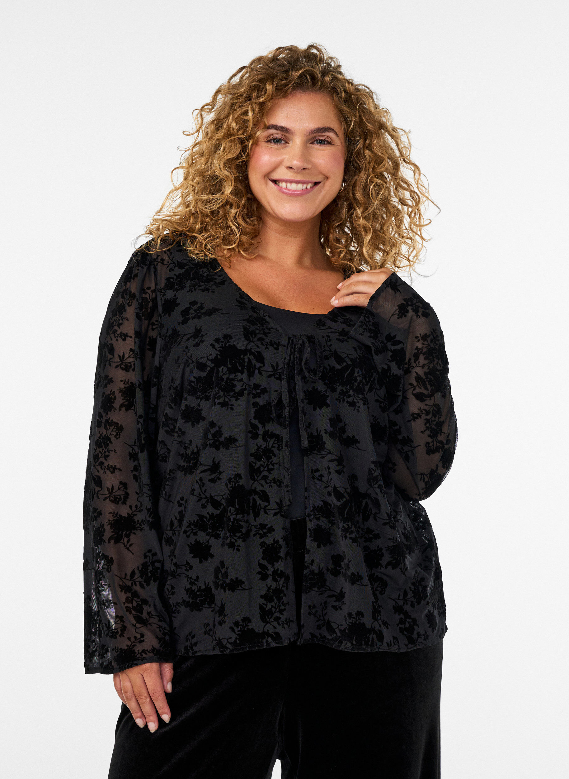 Mesh blouse met bloemenpatroon en open voorkant, Zwart, Model