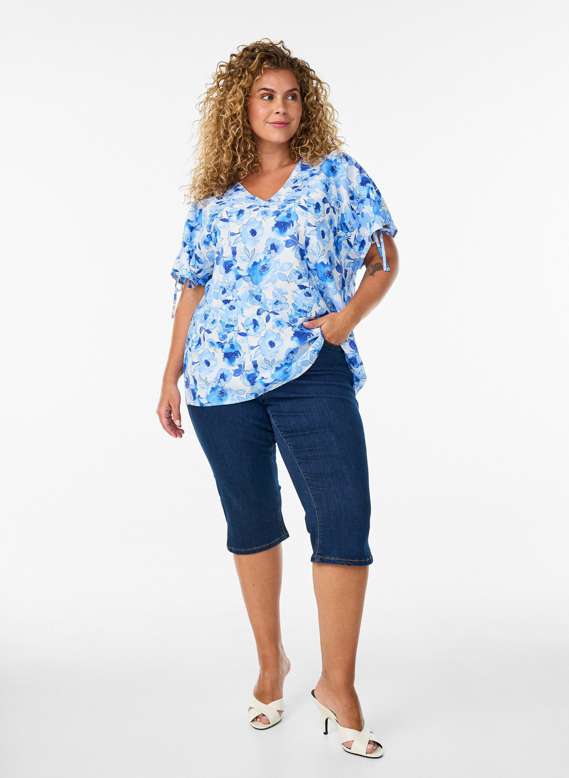 Zizzi Blouse en viscose avec manches fronc&eacute;es, Bleu, Model image number 1
