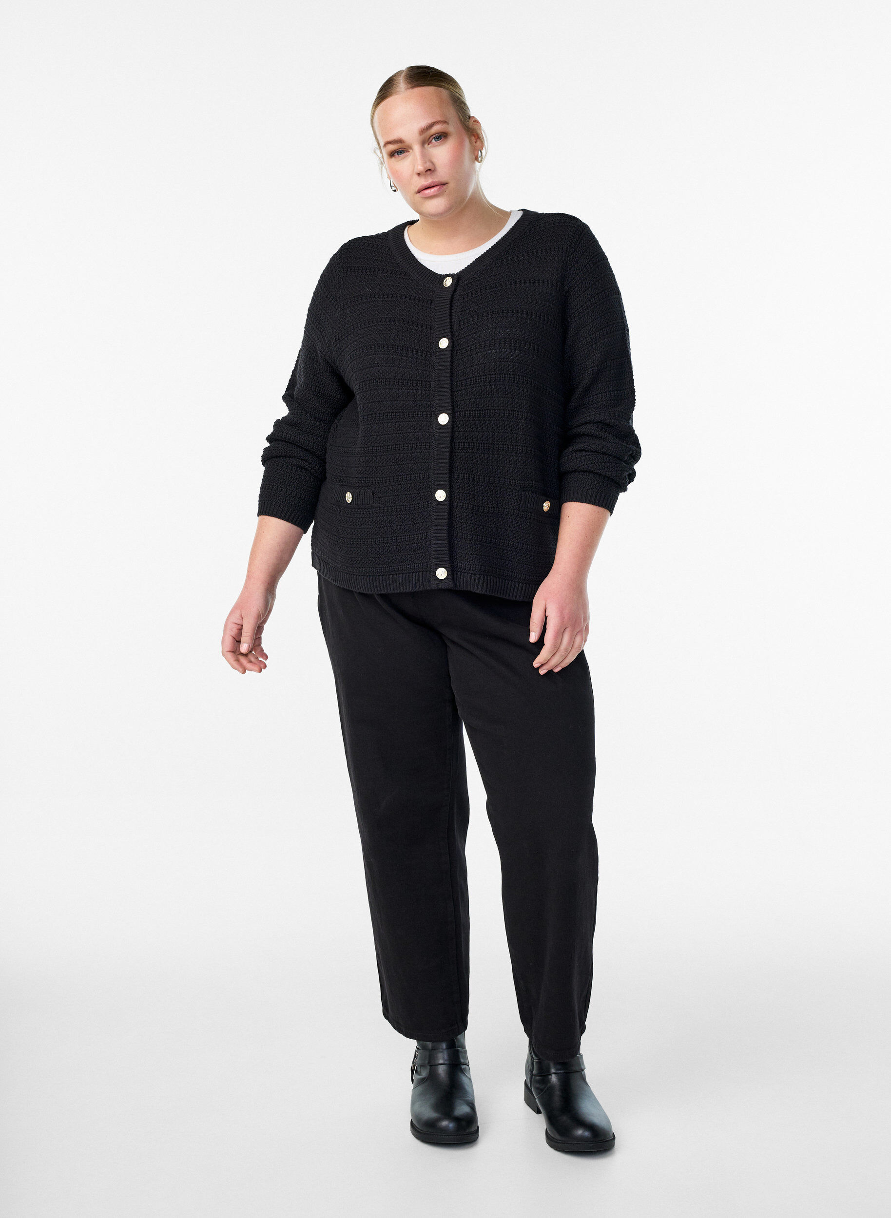 ZizziVest met structuurbreisel en decoratieve knopen, Zwart, Model image number 1