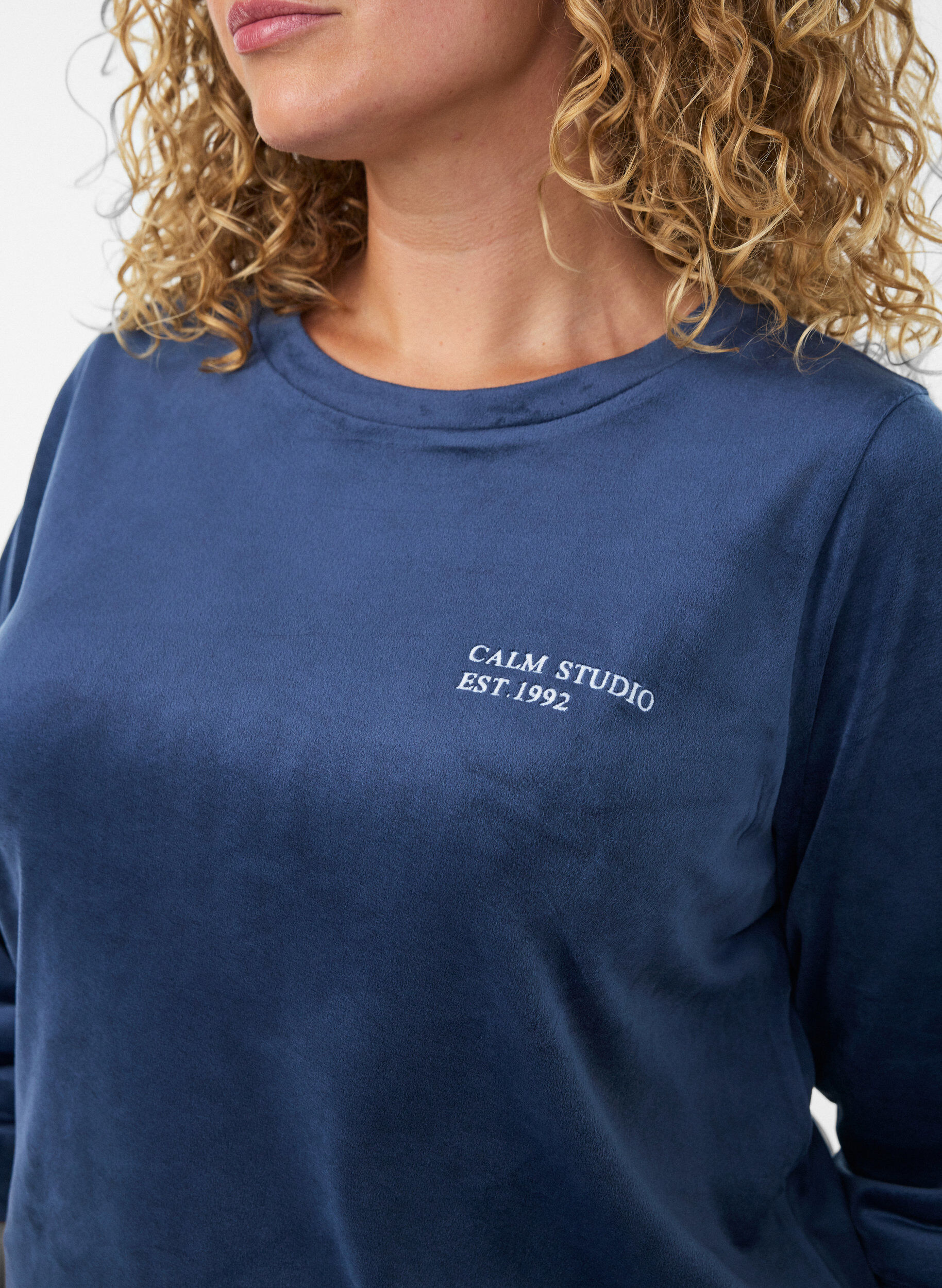 ZizziVelours blouse met geborduurde tekst, Blauw, Model image number 3