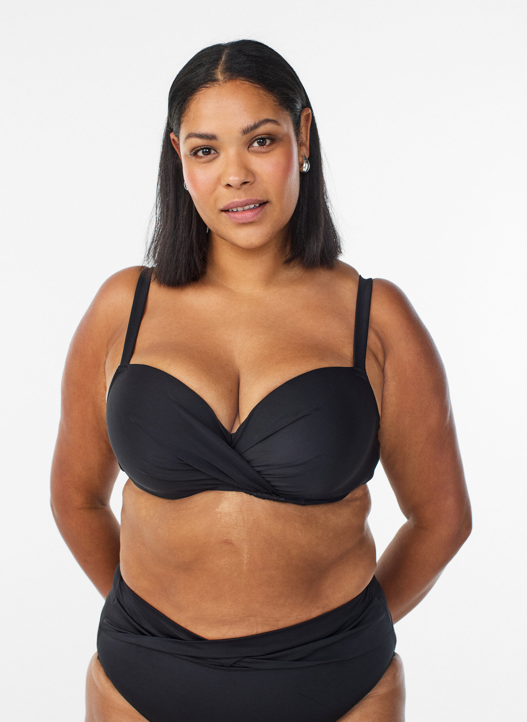 Bikini top met beugel en plooien, Zwart, Model