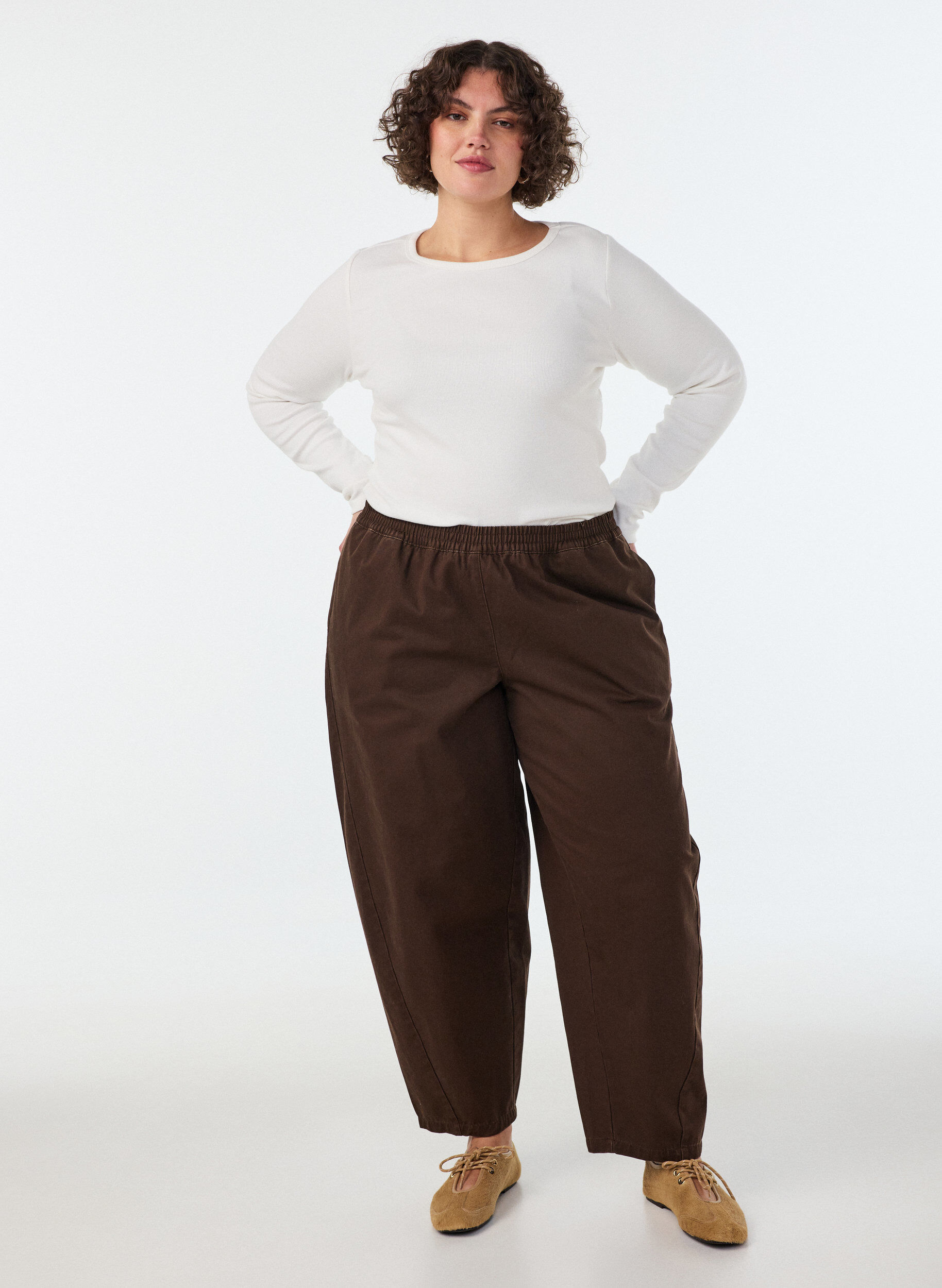 Barrel jeans met hoge taille en elastische tailleband, Bruin, Model